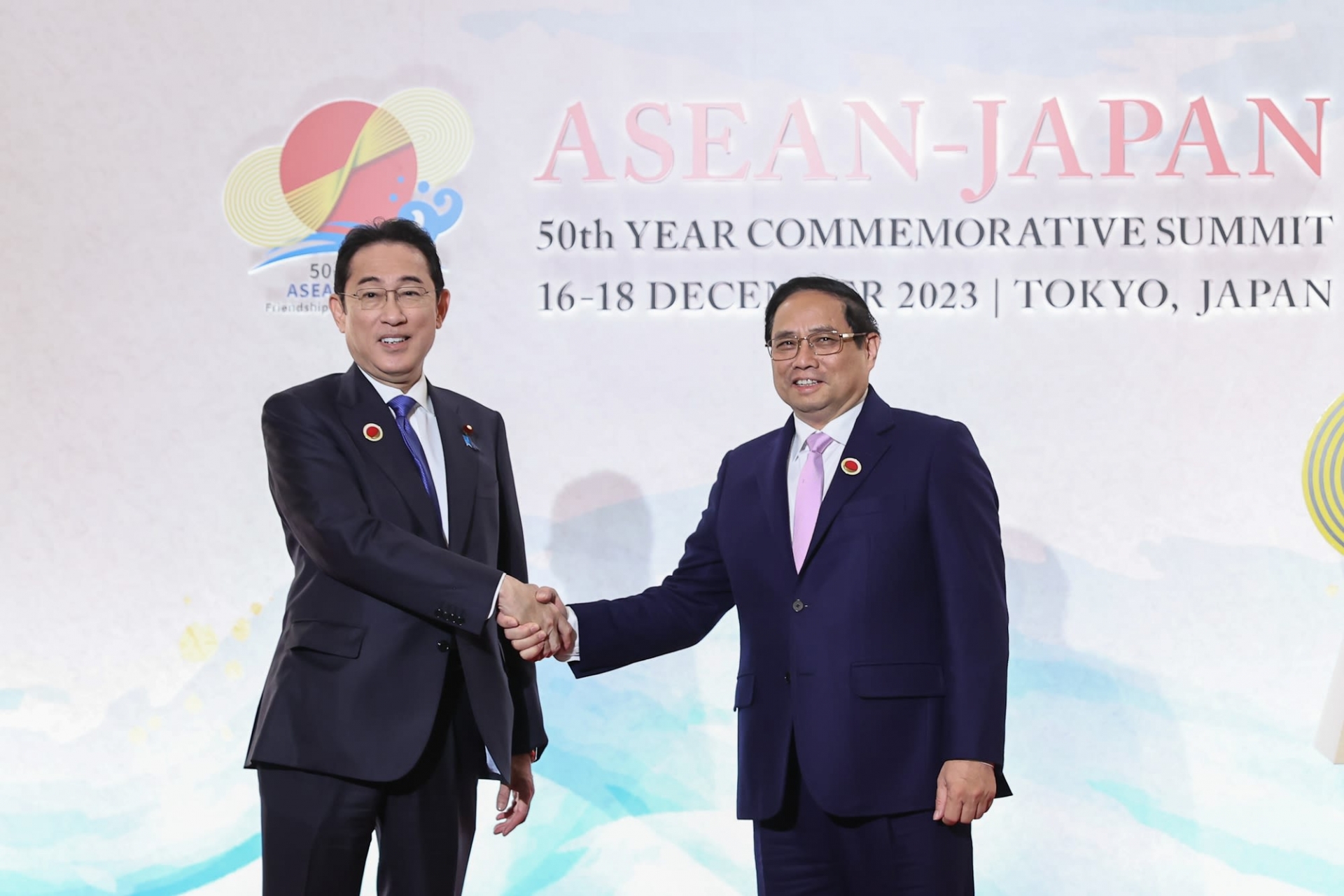 日本首相岸田文雄迎接范明正总理出席东盟-日本关系50周年纪念峰会。