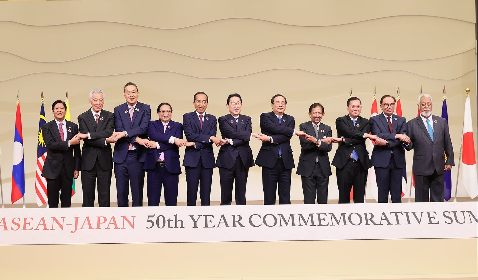 日本和东盟领导在东盟与日本关系50周年纪念峰会开幕前合影。