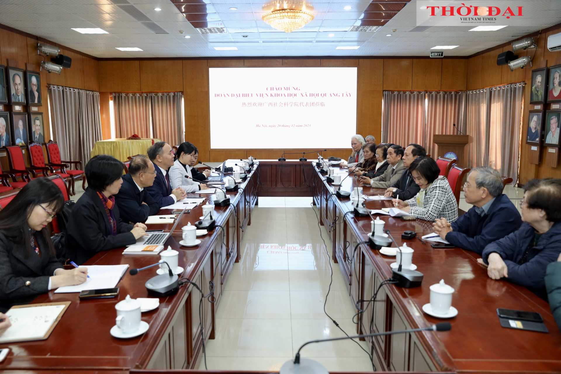 越南中国友好协会与中国广西社会科学院院长陈立生先生率领的代表团于12月20日至12日在河内举行的工作会议。