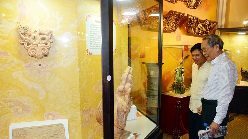 此展展示带有越南李朝至阮朝文化中龙形象的文物。