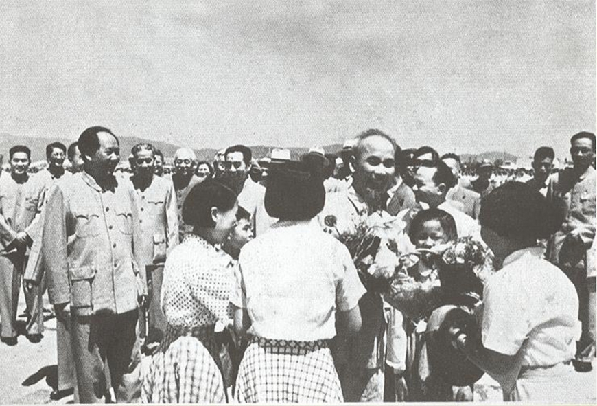 1955年7月，胡志明主席走访中国，人民群众向他老人家赠送鲜花。