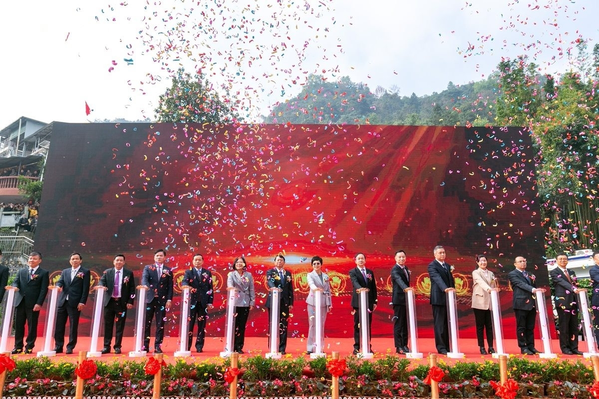 越南茶岭-中国龙邦国际性口岸正式开通仪式。