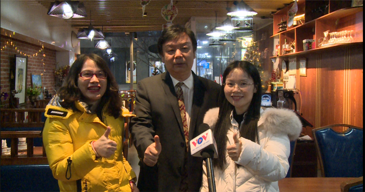 夏露副教授（左）、米良教授和恭敏博士（右）向越南朋友致以新年祝福。