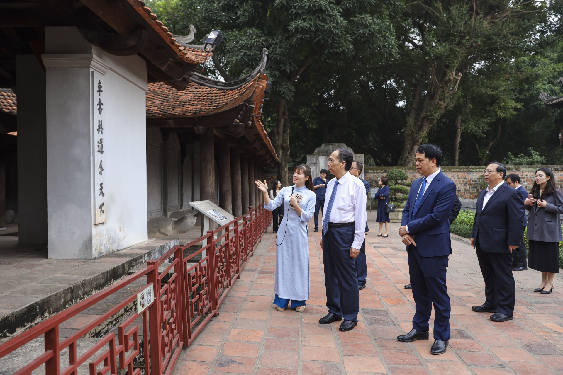 加深越中友谊：中国国际交流协会代表团访问越南历史文化名胜