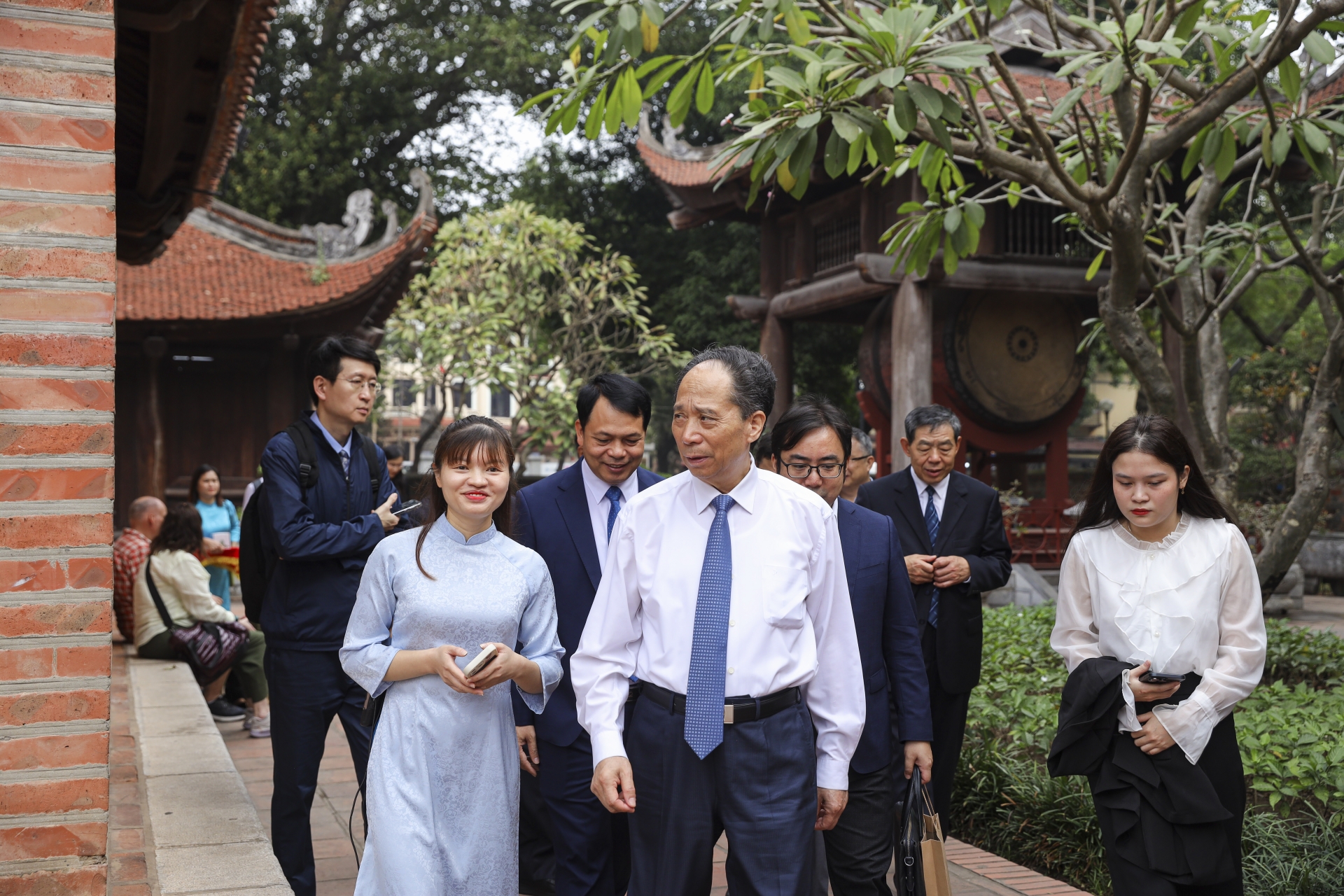 加深越中友谊：中国国际交流协会代表团访问越南历史文化名胜