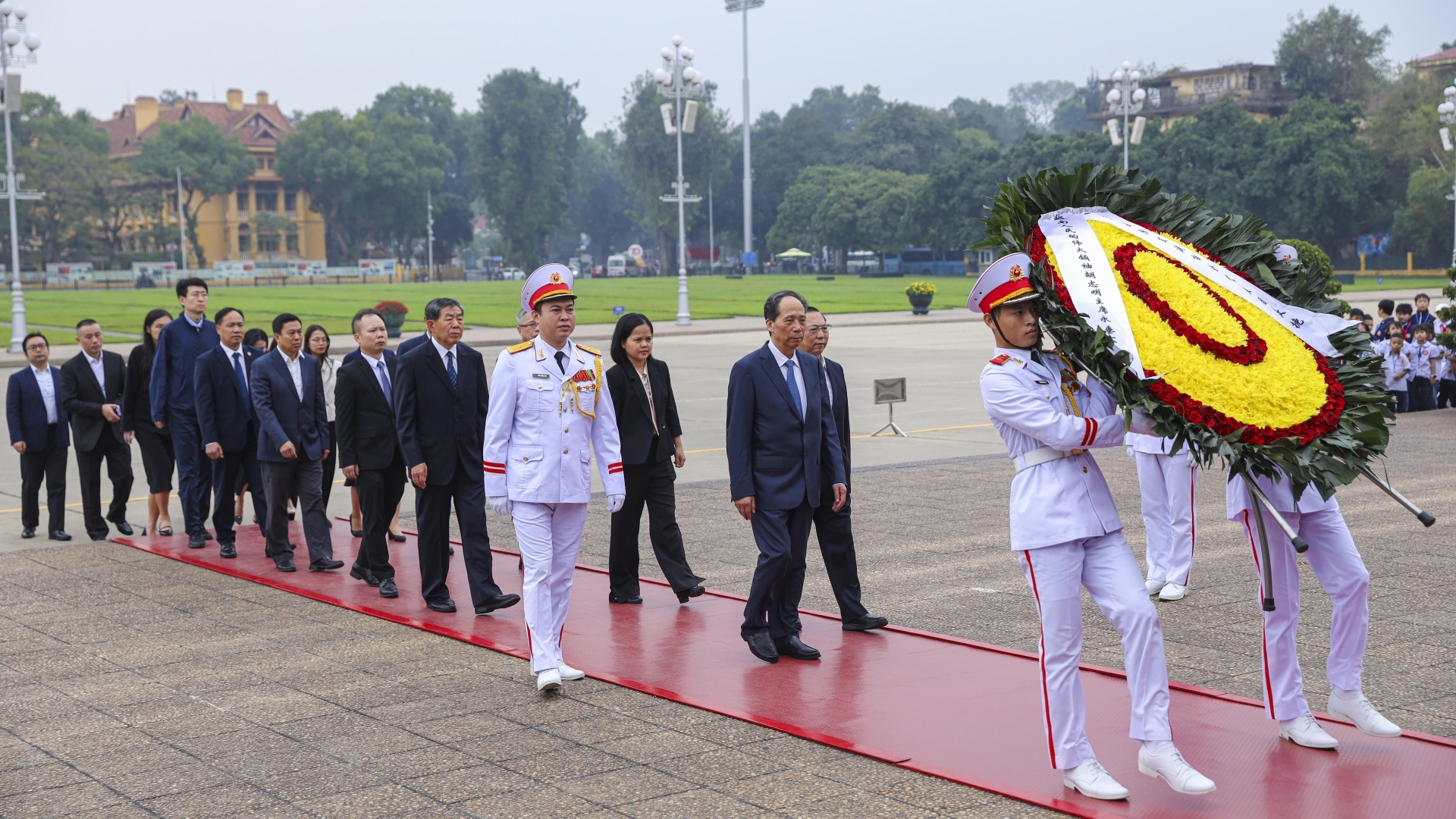 加深越中友谊：中国国际交流协会代表团访问越南历史文化名胜