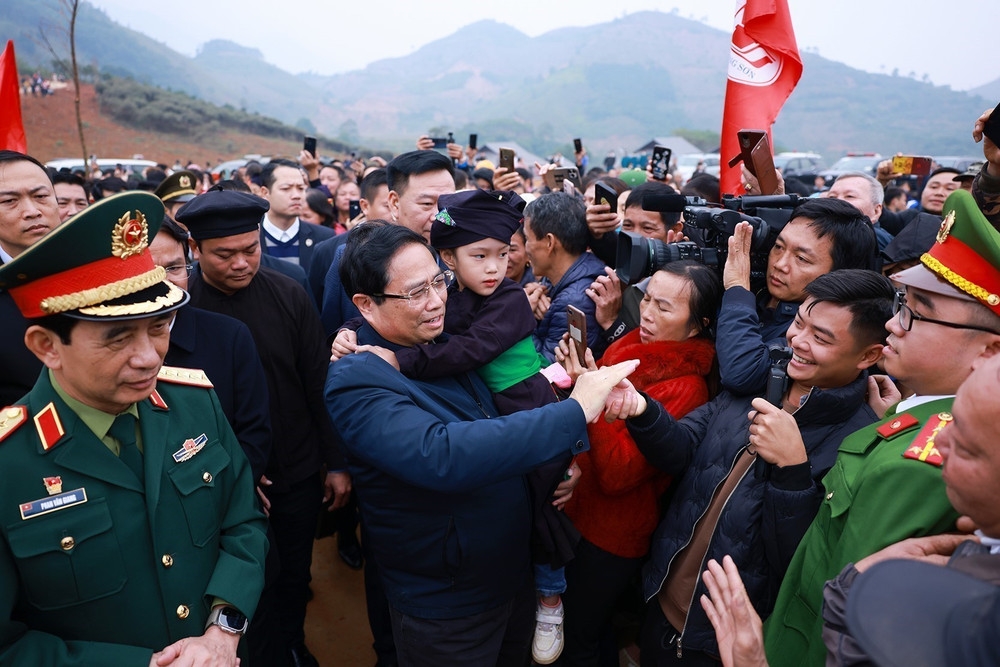 12月22日上午，越南政府总理范明政出席老街省保安县的朗努（Làng Nủ）村和北河县的南宗（Nậm Tông）村、库旺（Kho Vàng）村居民区重建项目落成典礼。