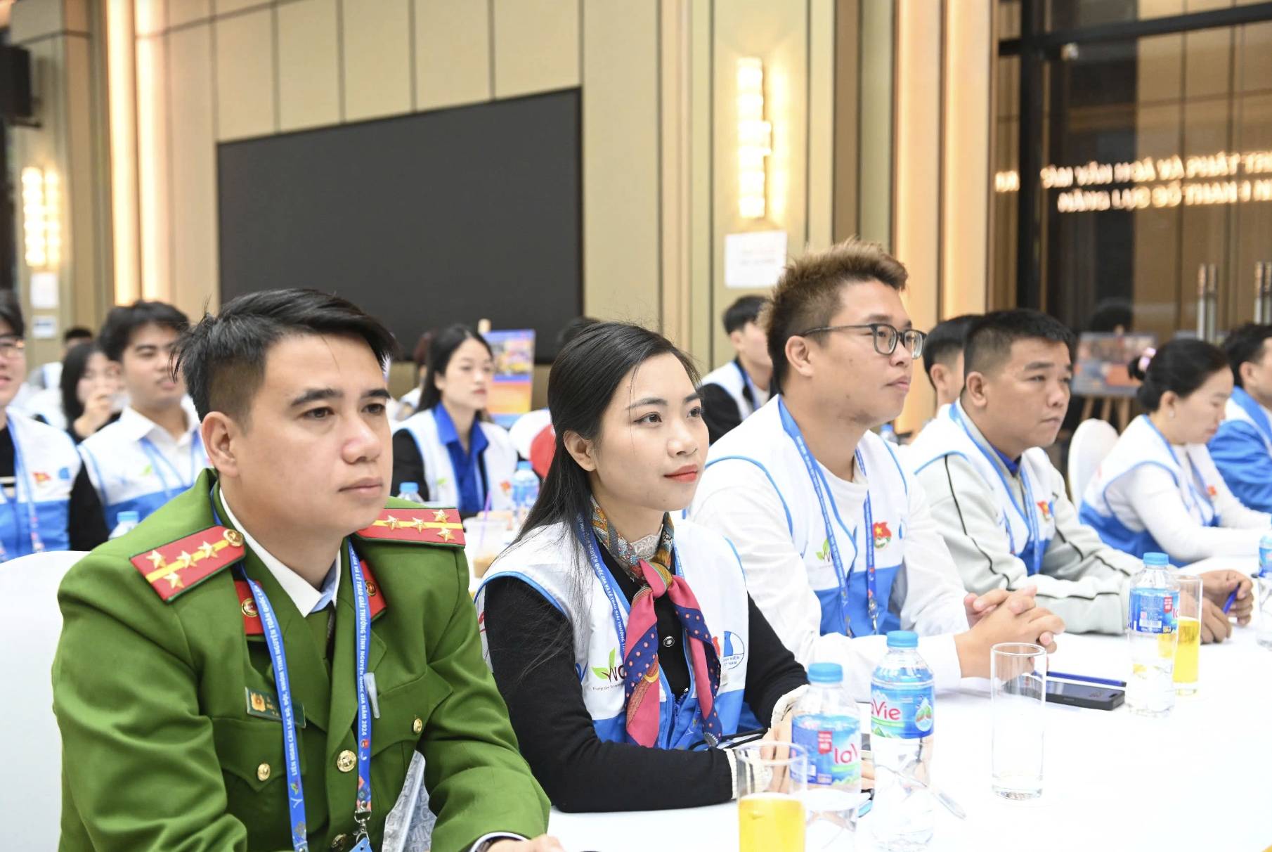 参加联欢会的志愿者