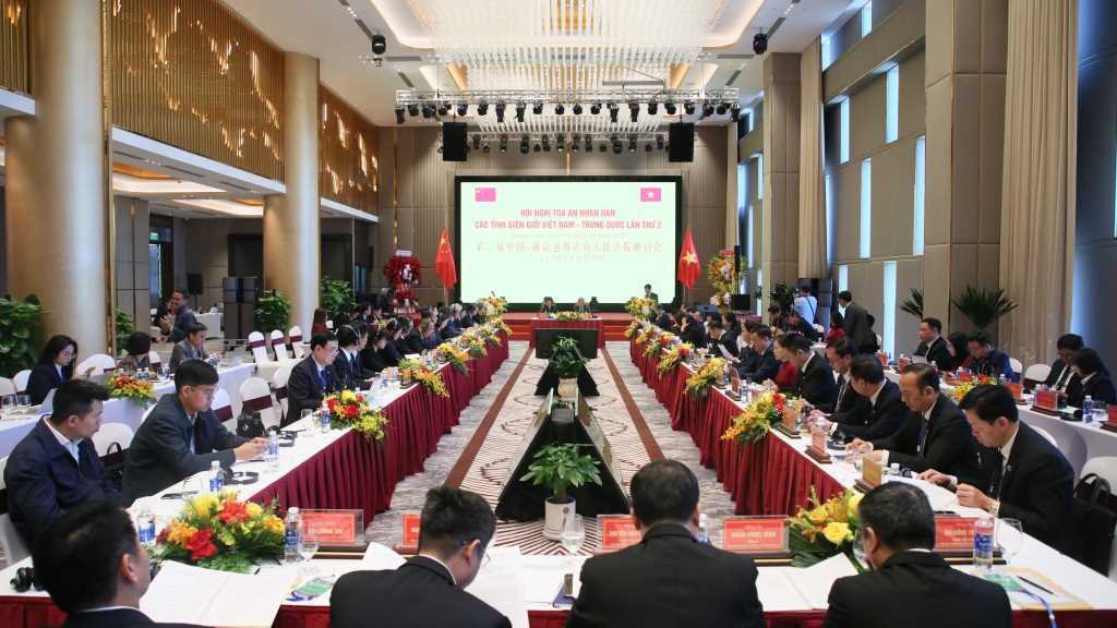 11月28日下午，越中第二次边境省份法院会议在越南广宁省召开。越共中央委员、越南最高人民法院院长阮文广与中共中央委员、中国一级大法官、最高人民法院院长张军共同主持会议。会上，双方评估了首次会议以来的合作成效，重点围绕打击跨境走私与人口贩运、法院内外纠纷解决机制及民商事案件取证合作等议题展开深入交流。 会议达成广泛共识，双方签署了联合公报，承诺加强信息共享、司法协助及法官业务培训，并注重向边民普及法律，提升民众参与维护边境治安的意识。阮文广院长高度评价会议成果，强调这是加强两国法院系统团结友谊的重要里程碑。双方商定2027年在中国举办第三次会议，誓为“保卫正义、保卫人民”及维护边境安宁共同努力。