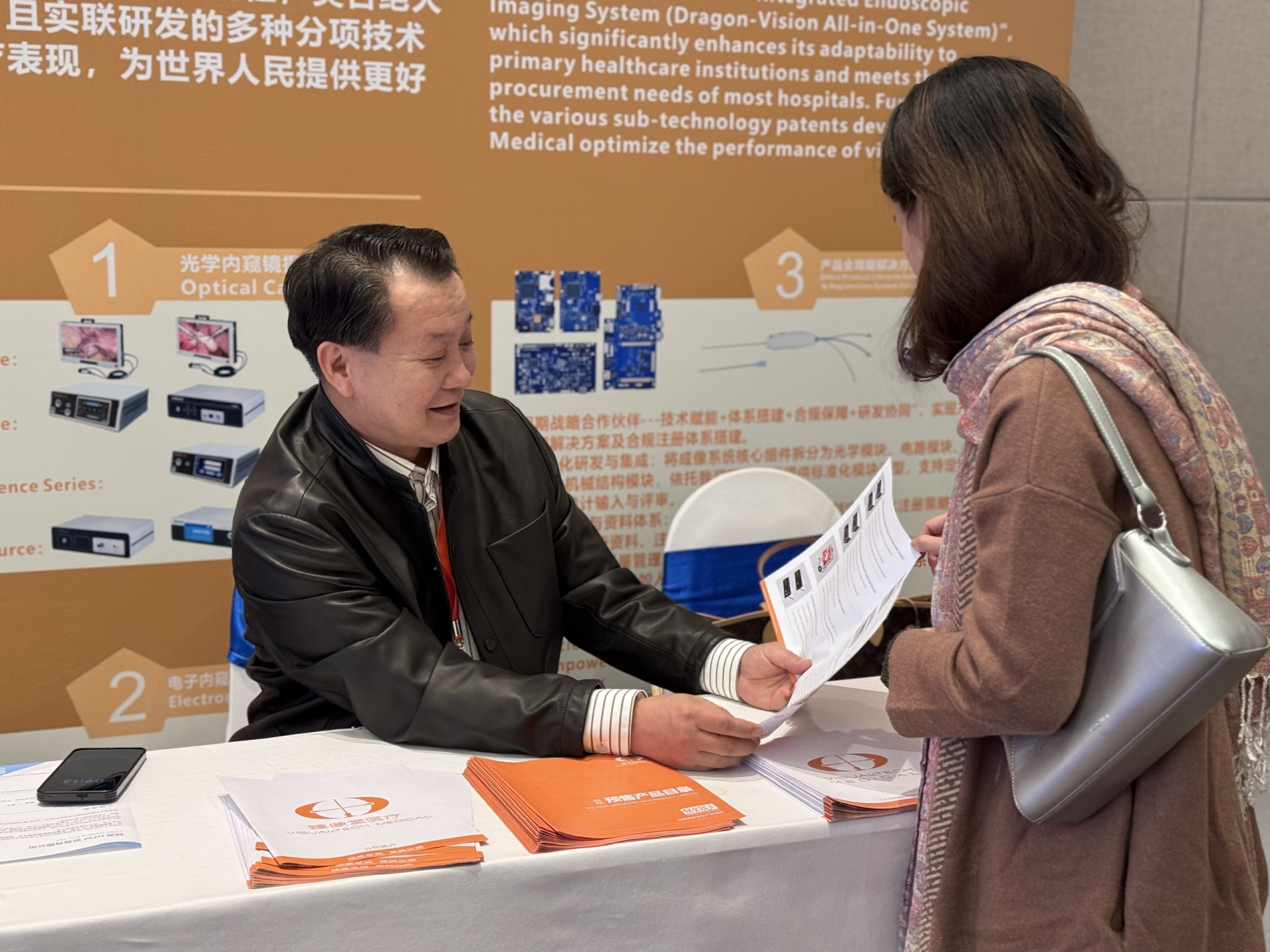 广西臻像堂医疗科技有限公司董事长陈锦棋向客商推介公司核心医用内窥镜产品。