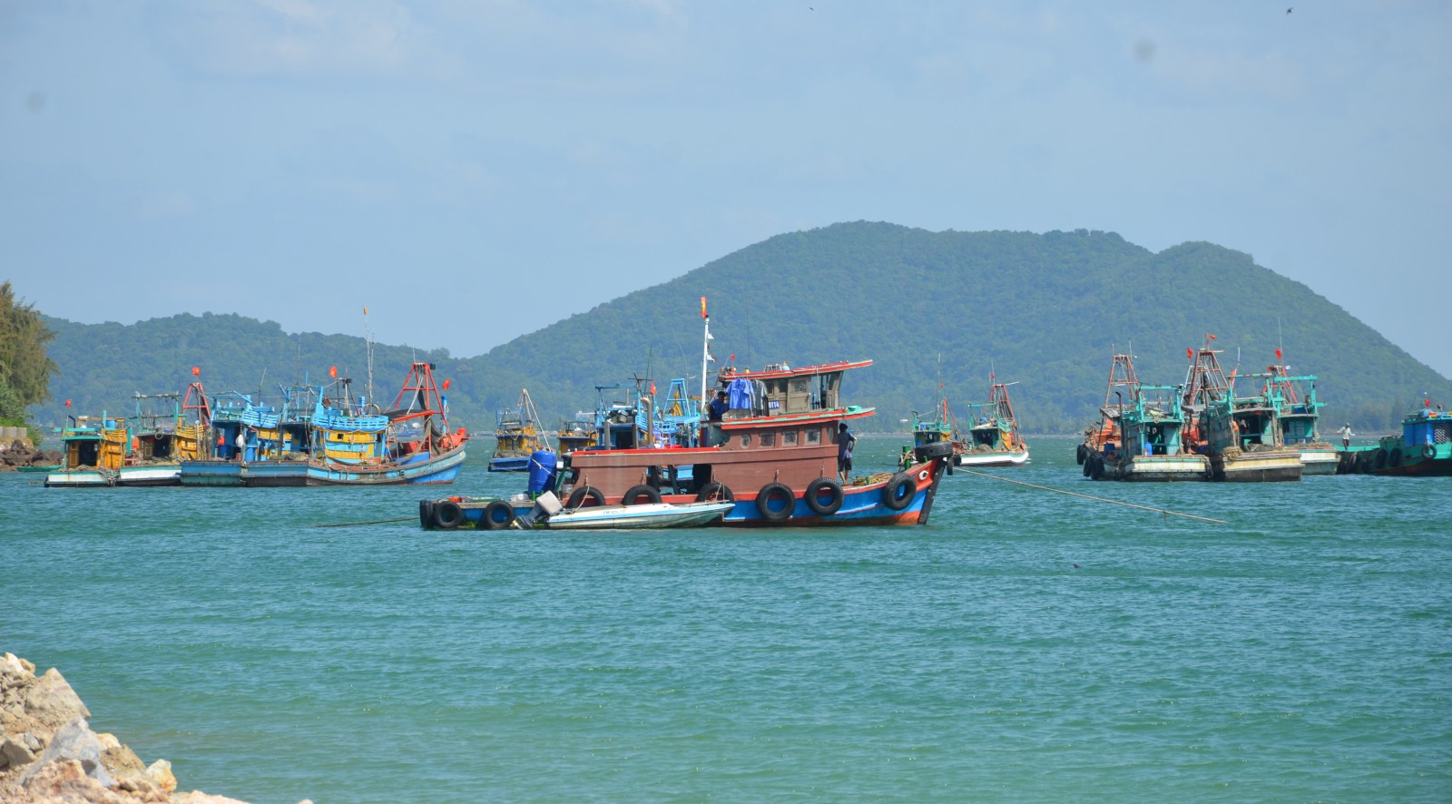 停泊在河仙沿海海域的渔船。