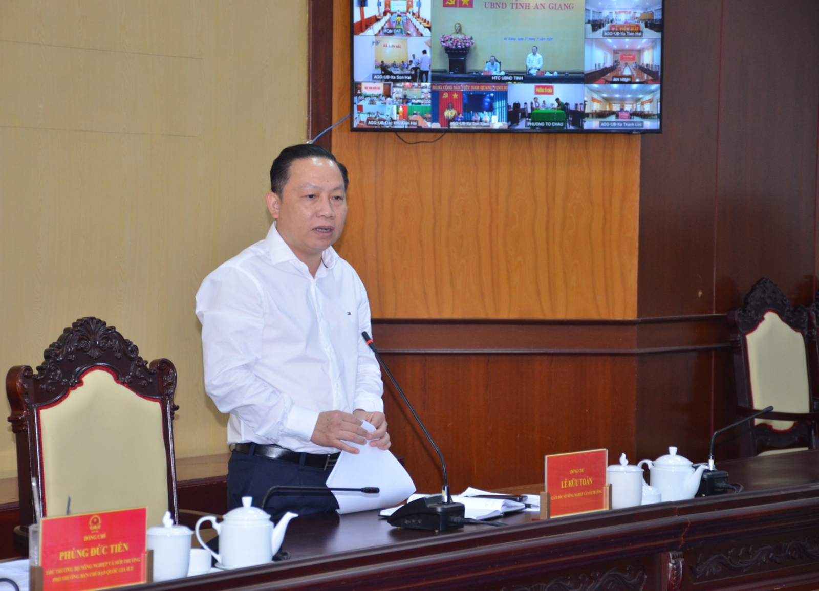 农业与环境厅厅长黎有农业与环境厅厅长黎有全在座谈会上发表讲话。全在座谈会上发表讲话。