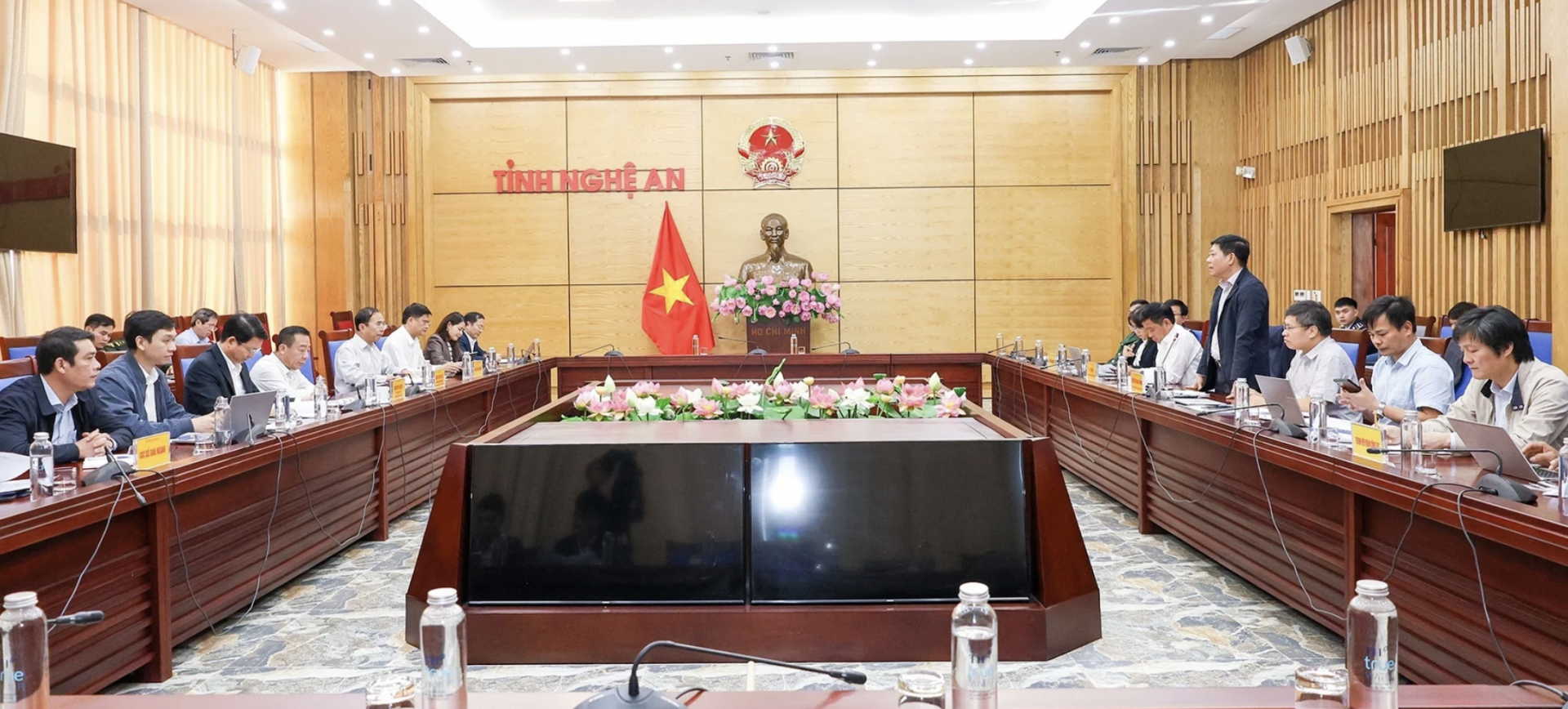 由水产与渔检局副局长阮光雄先生担任团长的农业与环境部工作组与义安省人民委员会就打击IUU捕捞工作举行座谈。(图片:有情) 由水产与渔检局副局长阮光雄先生担任团长的农业与环境部工作组与义安省人民委员会就打击IUU捕捞工作举行座谈。(图片:有情)