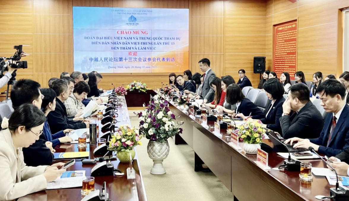 在工作座谈会上,代表们听取了关于学校发展历程及培训方向的概况介绍。学校现有学生1.1万余名,教师近400名,设有25个本科专业和3个硕士专业。其中,中文和旅游不仅是学校的优势培训专业,也是学生人数最多的专业。校方也希望与中国合作伙伴加强对外合作及文化交流。中国代表对下龙大学的教学目标和质量给予高度评价,并分享了合作潜力,据悉中国目前有29所高校开设越南语专业,每年为越南学生提供至少300个奖学金名额。双方均表达了在教育、旅游及文化交流领域开展合作的愿望,旨在推动联合培养及学生奖学金互换。此次访问有望开启下龙大学与中国各高校之间的许多新合作项目,为加强两国友好关系及教育发展合作做出贡献。 在工作座谈会上,代表们听取了关于学校发展历程及培训方向的概况介绍。学校现有学生1.1万余名,教师近400名,设有25个本科专业和3个硕士专业。其中,中文和旅游不仅是学校的优势培训专业,也是学生人数最多的专业。校方也希望与中国合作伙伴加强对外合作及文化交流。中国代表对下龙大学的教学目标和质量给予高度评价,并分享了合作潜力,据悉中国目前有29所高校开设越南语专业,每年为越南学生提供至少300个奖学金名额。双方均表达了在教育、旅游及文化交流领域开展合作的愿望,旨在推动联合培养及学生奖学金互换。此次访问有望开启下龙大学与中国各高校之间的许多新合作项目,为加强两国友好关系及教育发展合作做出贡献。