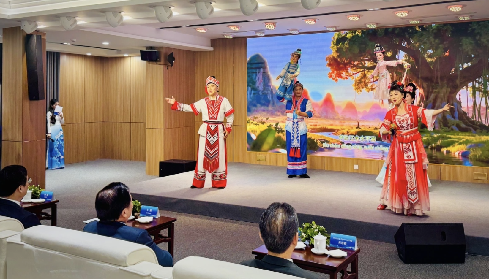 于2025年11月26日至28日在河内举办的广西（中国）文化旅游科技周，设计采用了视、听、味、触全方位体验模式；旨在全面展示广西的自然风光、民族文化、历史底蕴及现代科技成就。该活动有望为首都民众带来一个色彩缤纷、现代生动且体验感丰富的文化旅游交流空间。 越南文化体育旅游部副部长黄道刚在11月26日上午举行的开幕式上致辞时表示，2025年初至今，越南文化体育旅游部已协助中国多个省市赴越介绍文化并推介旅游。 两国各地举办的文化介绍和旅游推介活动如火如荼，逐步推动双边文化旅游合作关系美好、可持续发展，与越中全面战略合作伙伴关系相称，为构建具有战略意义的越中命运共同体做出了重要贡献。 本次广西（中国）文化旅游科技周继续成为助推双方开启新合作机遇的重要一步，让越来越多的越南游客能够亲眼领略名为“广西”的“诗画”长卷；同时也让广西朋友探索越南文化、人文及国度的美丽。 除了广西的文化、科技活动外，本次活动还展示并介绍了民族解放英雄、世界文化名人胡志明主席。这是越中睦邻友好关系的生动见证，也是纪念越中建交75周年的重要活动。 今后，广西方面提议推动板约（越南）—德天（中国）瀑布景观区提质升级，结合双方特色旅游资源，共同设计和推广精品旅游线路，吸引更多游客往来。此外，需支持双方旅游企业配合举办旅游推介会，参加国际旅游展，共同开拓客源市场。