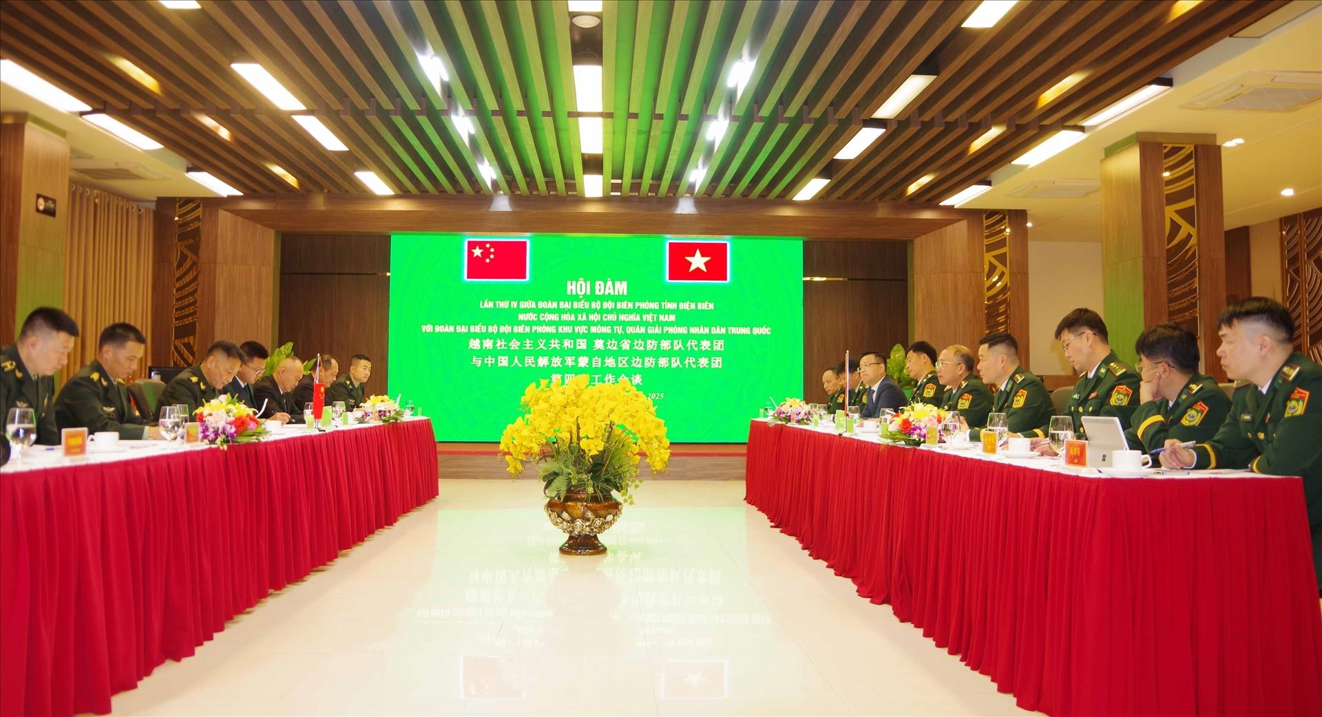 11月25日,越南奠边省边防部队与中国蒙自地区边防部队代表团在越南奠边省成功举行2025年第四次定期会谈。越方代表团由指挥长潘文化(Phan Văn Hóa)大校率领,中方代表团由政委董军龙(Đổng Quân Long)大校率领。会谈在坦诚、友好及互信的氛围中进行,生动体现了两党、两国及两军间的深厚情谊。 会上,双方高度评价了近期的配合成果,一致认为边境安全形势保持稳定。双边巡逻、信息互通、打击跨境犯罪及边境工程监管等工作成效显著。特别是阿巴寨(A Pa Chải)、森上(Sen Thượng)边防屯与金平(Kim Bình)会谈会晤站之间的热线联络机制发挥了积极作用。此外,双方共同推动建设的越老中三国交界点观景台,不仅具有边境管理意义,更成为区域合作的象征。 关于未来合作方向,双方达成重要共识:继续严格执行边境法律文件与合作协议;加强双边巡逻与联合执法,共同应对非传统安全挑战及自然灾害;加大对边民的普法宣传力度;积极推动文体交流,持续巩固“友好村寨”、“友好乡镇”缔结模式。此次会谈再次彰显了双方通过对话机制维护主权、共管边界的决心,为构建和平、稳定、发展的越中边境作出了重要贡献。 11月25日,越南奠边省边防部队与中国蒙自地区边防部队代表团在越南奠边省成功举行2025年第四次定期会谈。越方代表团由指挥长潘文化(Phan Văn Hóa)大校率领,中方代表团由政委董军龙(Đổng Quân Long)大校率领。会谈在坦诚、友好及互信的氛围中进行,生动体现了两党、两国及两军间的深厚情谊。 会上,双方高度评价了近期的配合成果,一致认为边境安全形势保持稳定。双边巡逻、信息互通、打击跨境犯罪及边境工程监管等工作成效显著。特别是阿巴寨(A Pa Chải)、森上(Sen Thượng)边防屯与金平(Kim Bình)会谈会晤站之间的热线联络机制发挥了积极作用。此外,双方共同推动建设的越老中三国交界点观景台,不仅具有边境管理意义,更成为区域合作的象征。 关于未来合作方向,双方达成重要共识:继续严格执行边境法律文件与合作协议;加强双边巡逻与联合执法,共同应对非传统安全挑战及自然灾害;加大对边民的普法宣传力度;积极推动文体交流,持续巩固“友好村寨”、“友好乡镇”缔结模式。此次会谈再次彰显了双方通过对话机制维护主权、共管边界的决心,为构建和平、稳定、发展的越中边境作出了重要贡献。
