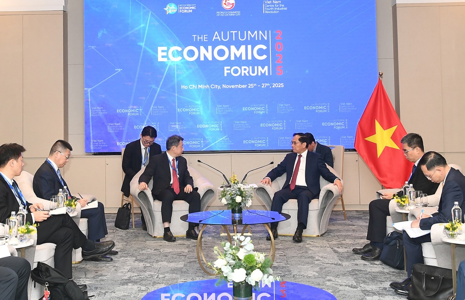 越南政府副总理裴青山会见中国国务院发展研究中心副主任隆国强——图片:VGP/海明 越南政府副总理裴青山会见中国国务院发展研究中心副主任隆国强——图片:VGP/海明