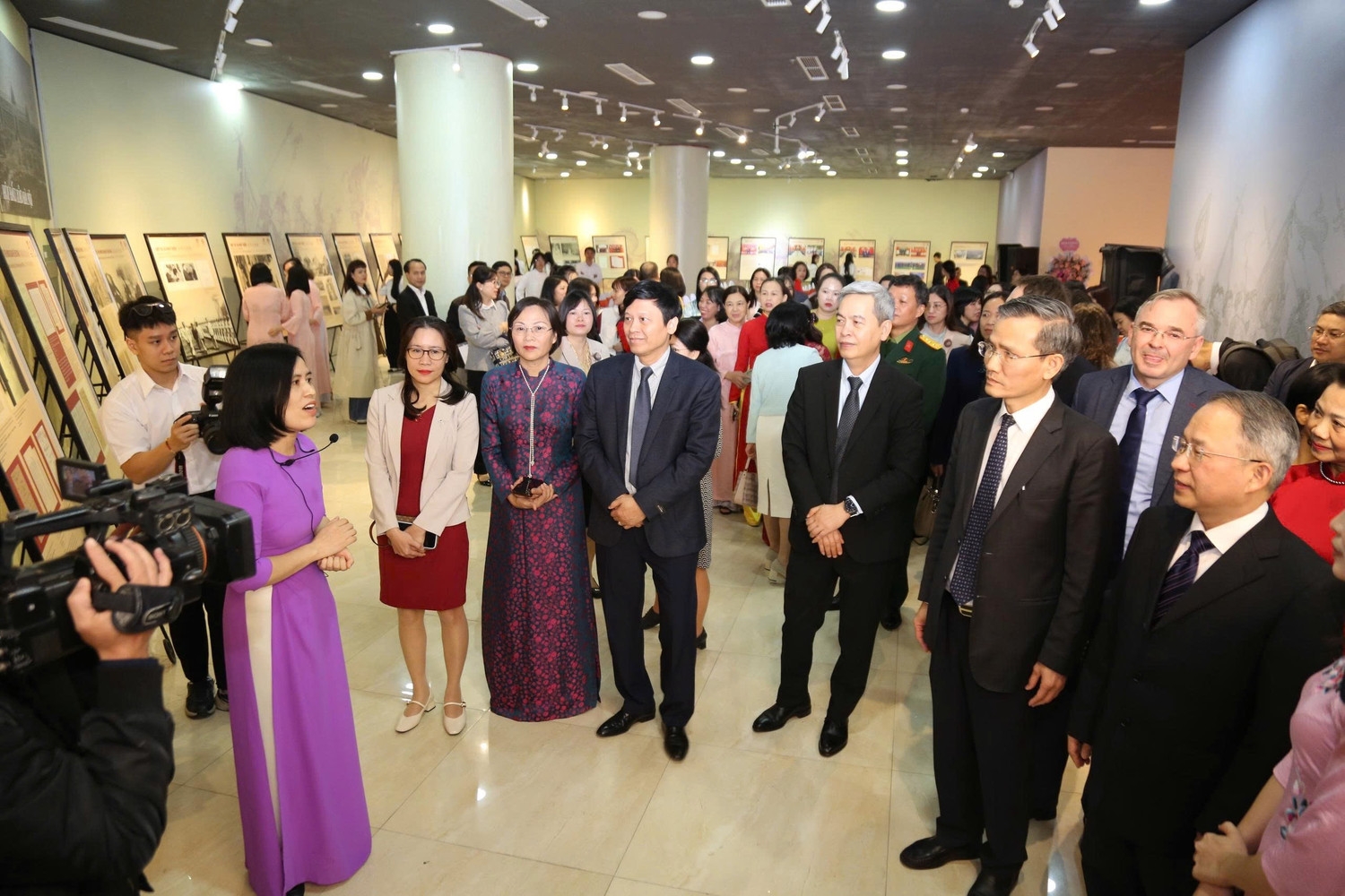 代表们参观展览。