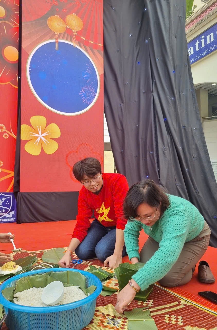 渡边光在河内国家大学下属外国语大学留学6个月期间，了解越南粽子（Bánh chưng）的包法。（图片：范理）