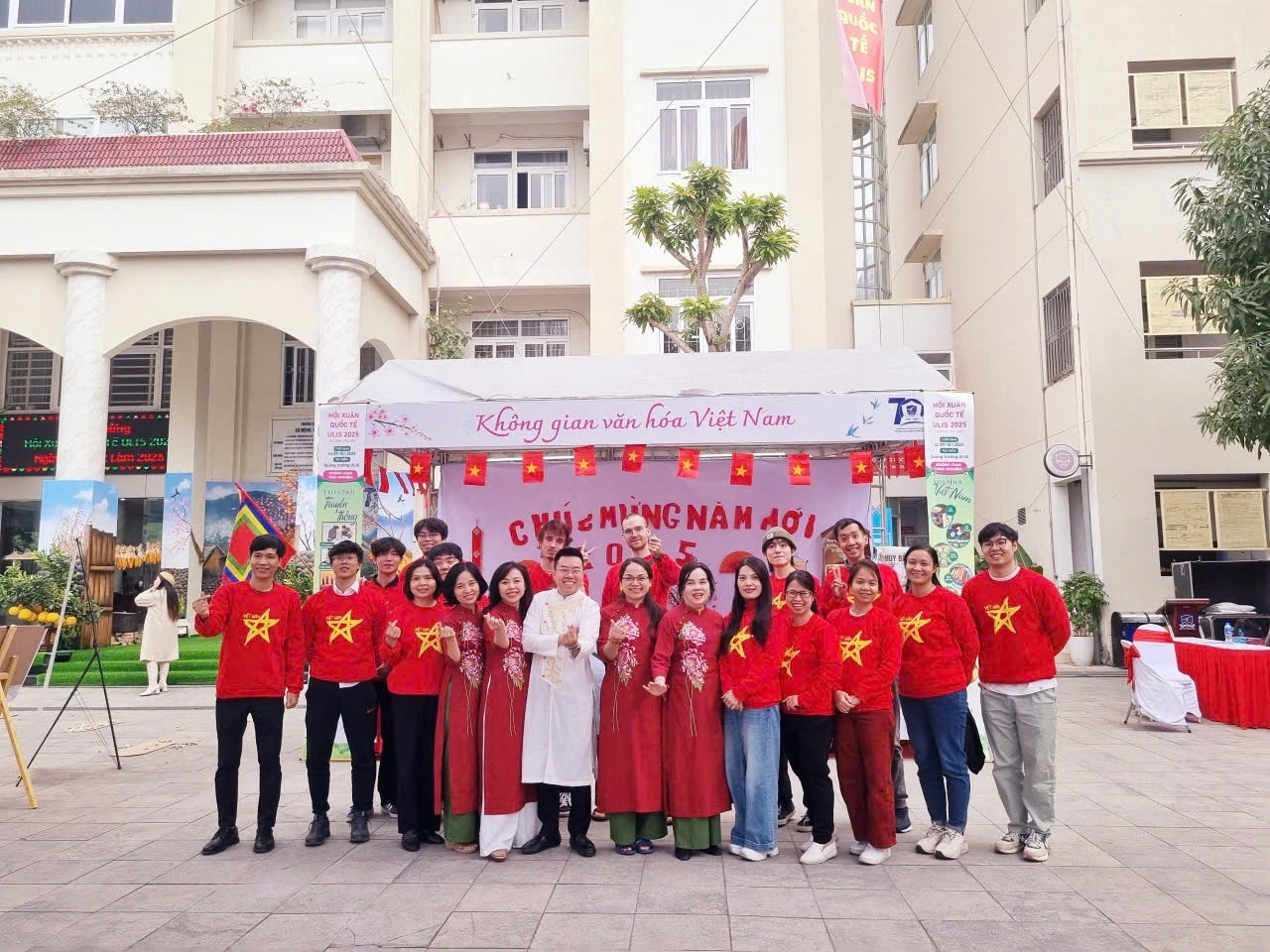 渡边光与国际留学生们在外国语大学体验越南文化空间。（图片：范李）