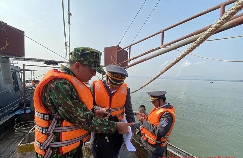 职能部门检查海上作业的渔船。(图片:清化省水产分局) 职能部门检查海上作业的渔船。(图片:清化省水产分局)