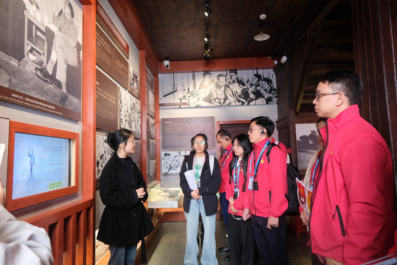 (图片说明:越南青年代表团参观中国云南省昆明市胡志明主席故居。摄影:周玲) (图片说明:越南青年代表团参观中国云南省昆明市胡志明主席故居。摄影:周玲)