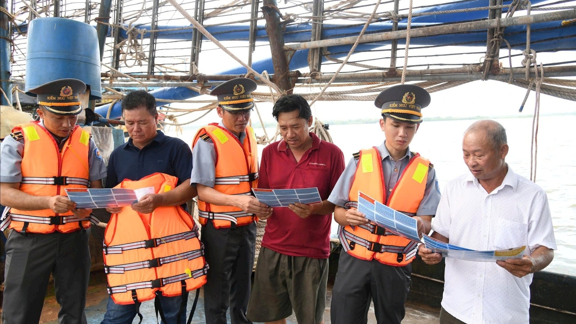 渔民与边防部队同步实施打击IUU捕鱼的各项措施