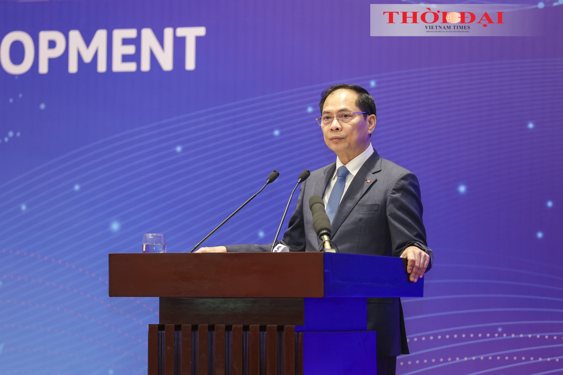 越共中央委员、政府副总理裴青山在会议上发表指导性讲话。（摄影：丁和/Đinh Hòa）