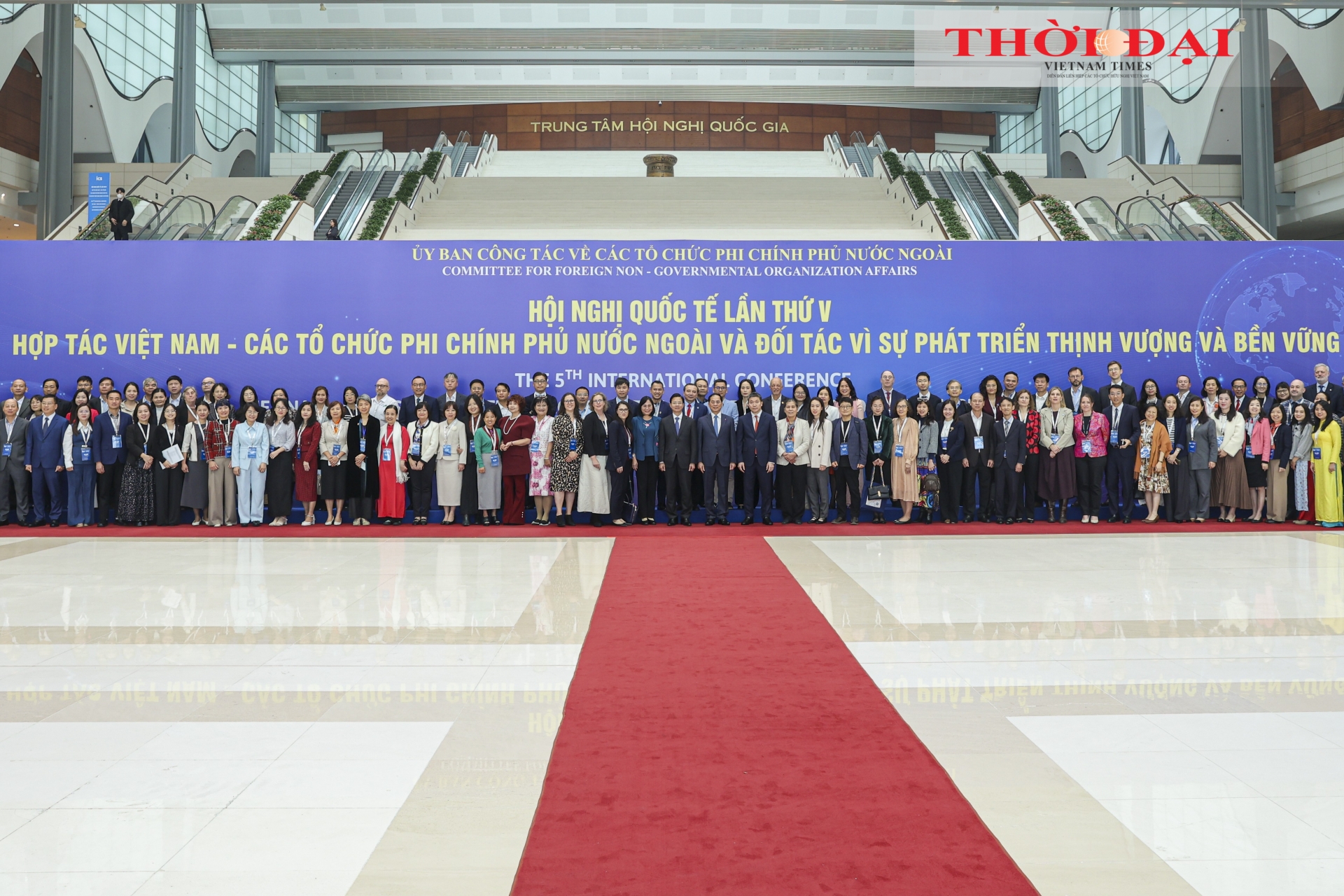 出席会议的代表们合影留念。（摄影：丁和/Đinh Hòa）