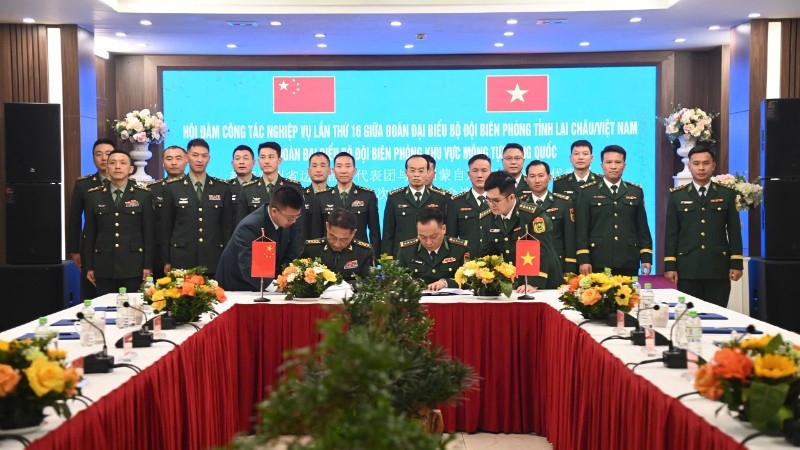 12月2日下午，越南莱州省边防部队与中国蒙自方向边防代表团在老街省沙坝市举行了第十六次业务会谈。在平等友好的气氛中，双方回顾了自2024年12月以来的合作情况，并签署了会谈备忘录。双方一致同意继续贯彻“十六字方针”和“四好精神”，严格执行越中陆地边界三个法律文件。未来，两军将维持热线联系及定期会晤，加强双边巡逻与跨境工程监管。重点强化打击非法出入境、走私、贩毒、跨境赌博及网络诈骗等犯罪活动的配合，并在防灾防疫方面相互支援。此外，双方还将推动边民法律宣传及居民点结对共建，促进边境贸易与传统通道的恢复，致力于建设和平、友好、稳定与发展的越中边界线。