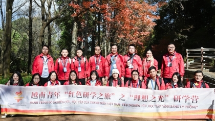 越南青年代表参观体验中国云南著名景点