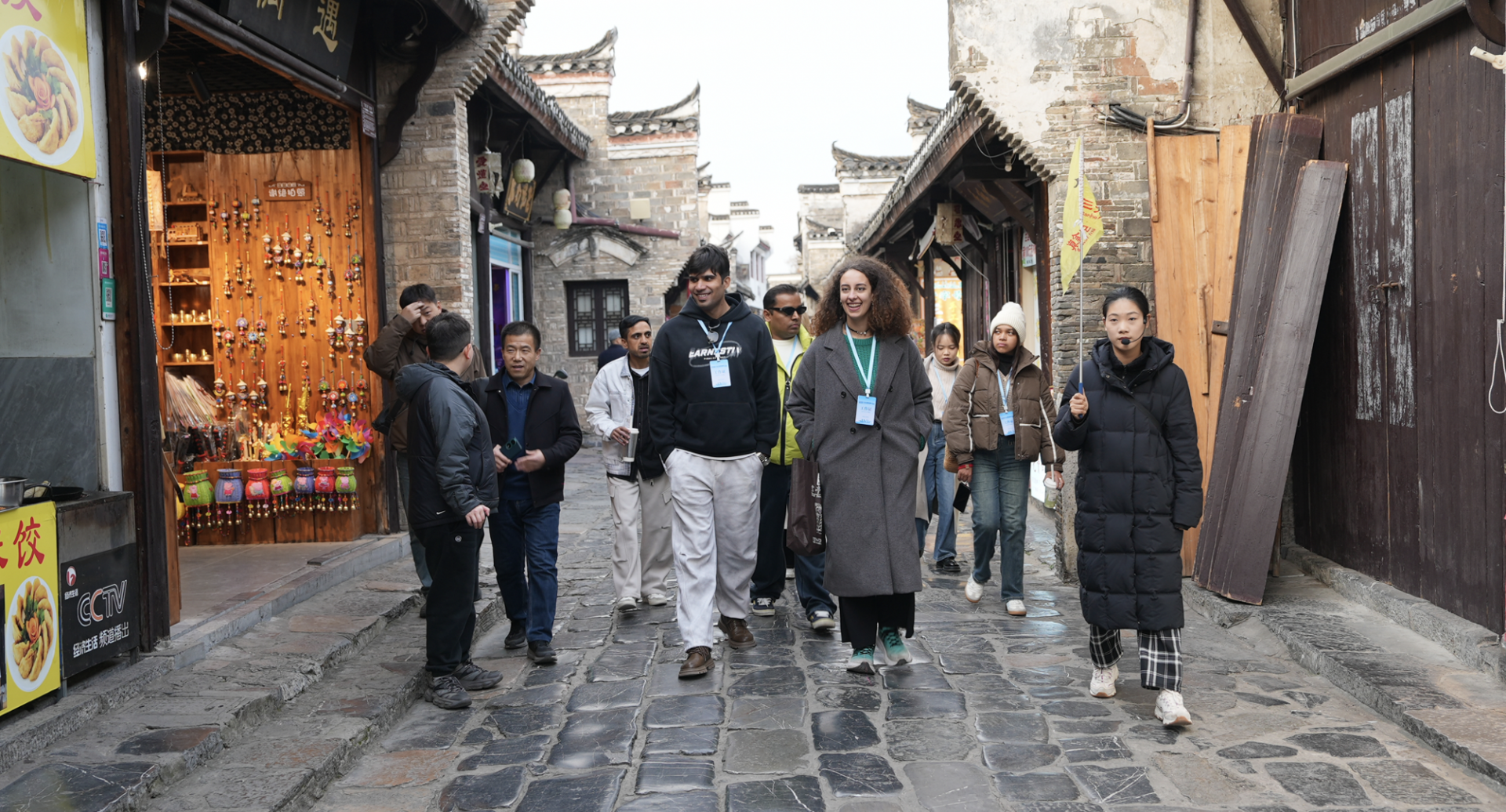 参访团走在三河古镇青石板街色，感受千年历史的厚重