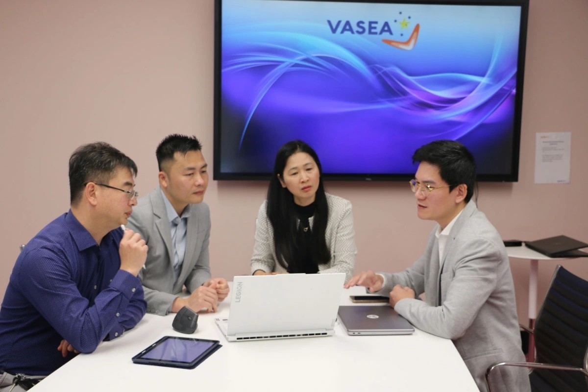 VASEA、VietSchool和ASIF的代表讨论关于建设VietNEST的事宜。 VASEA、VietSchool和ASIF的代表讨论关于建设VietNEST的事宜。
