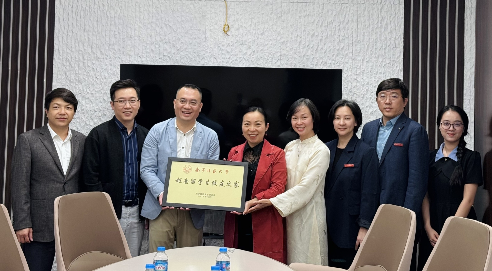 龙妮娜副校长(红衣者)为“越南留学生校友之家”授牌。(摄影:广安) 龙妮娜副校长(红衣者)为“越南留学生校友之家”授牌。(摄影:广安)