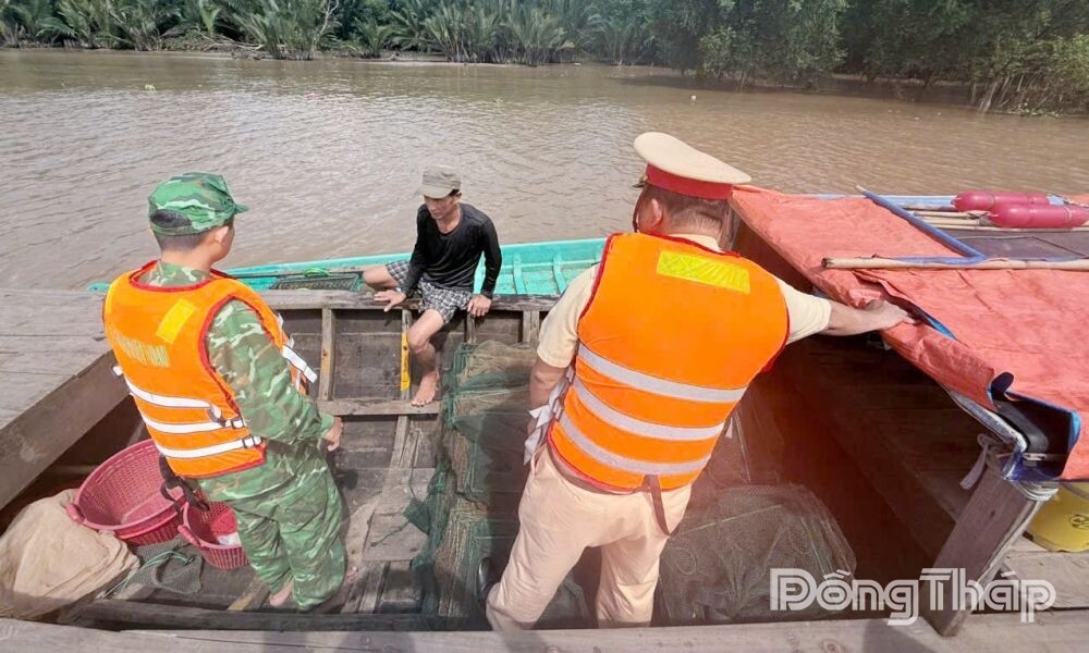 万奇婚站交通警察干部向辖区内渔民和渔船船主宣传、普及关于打击IUU捕捞的法律。 万奇婚站交通警察干部向辖区内渔民和渔船船主宣传、普及关于打击IUU捕捞的法律。