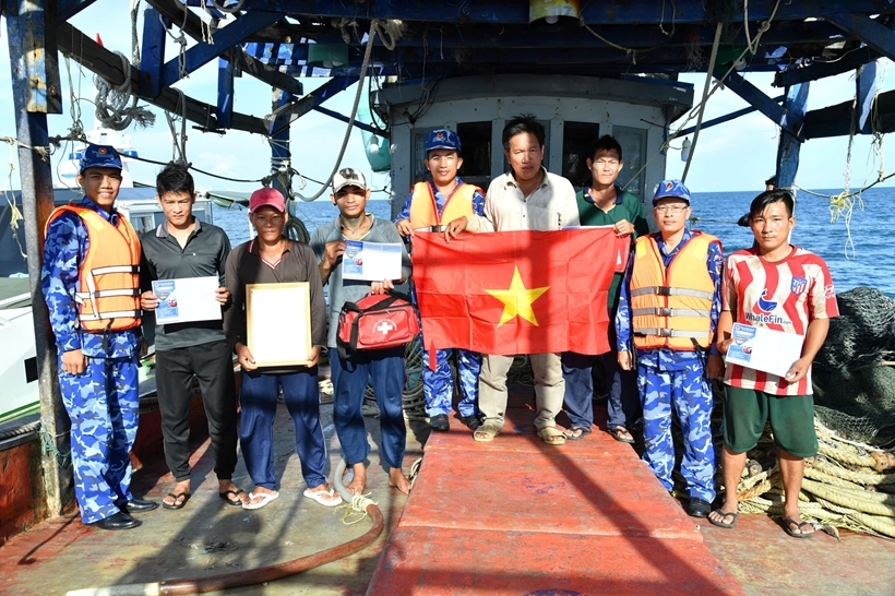 “海警与渔民同行”、“安全船组”。