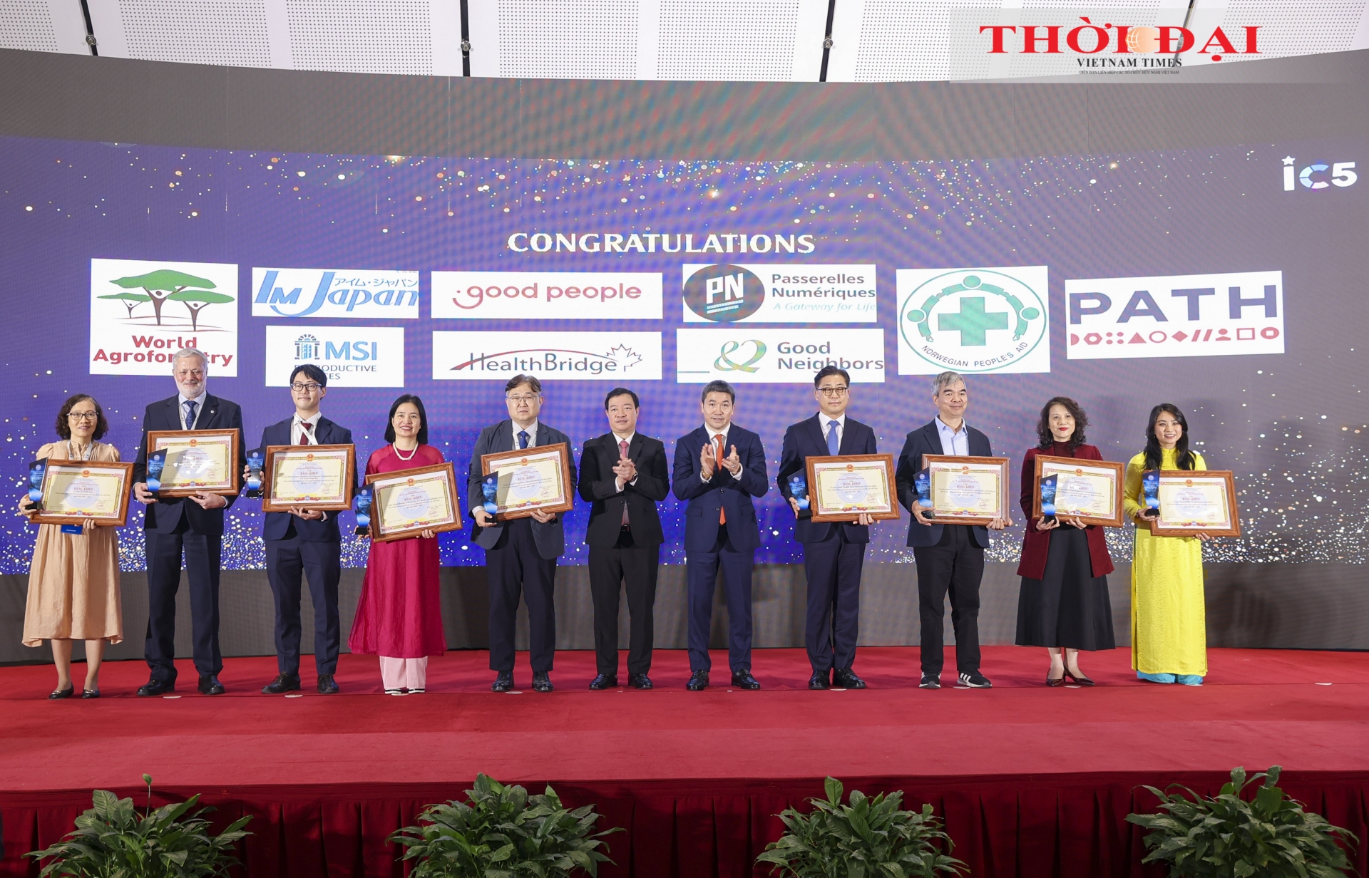 奖状颁发仪式旨在表彰各集体和外国非政府组织在2020-2025年阶段为越南可持续发展做出的积极贡献。（图片：丁和）