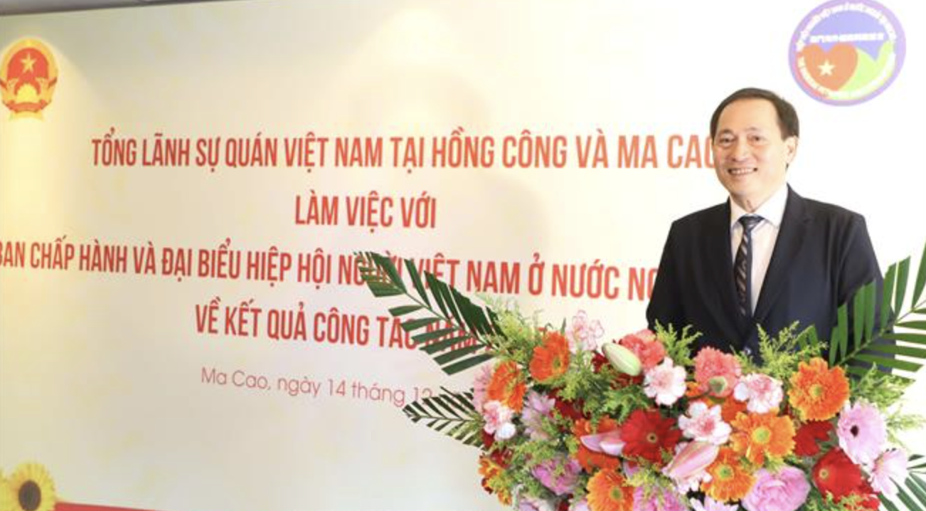 澳门海外越南人协会主席杨忠德报告协会活动结果。 澳门海外越南人协会主席杨忠德报告协会活动结果。