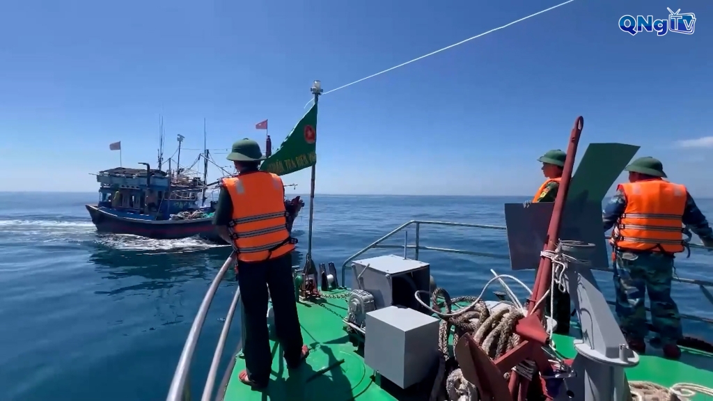 广义省边防部队加强检查海产捕捞渔船。 广义省边防部队加强检查海产捕捞渔船。