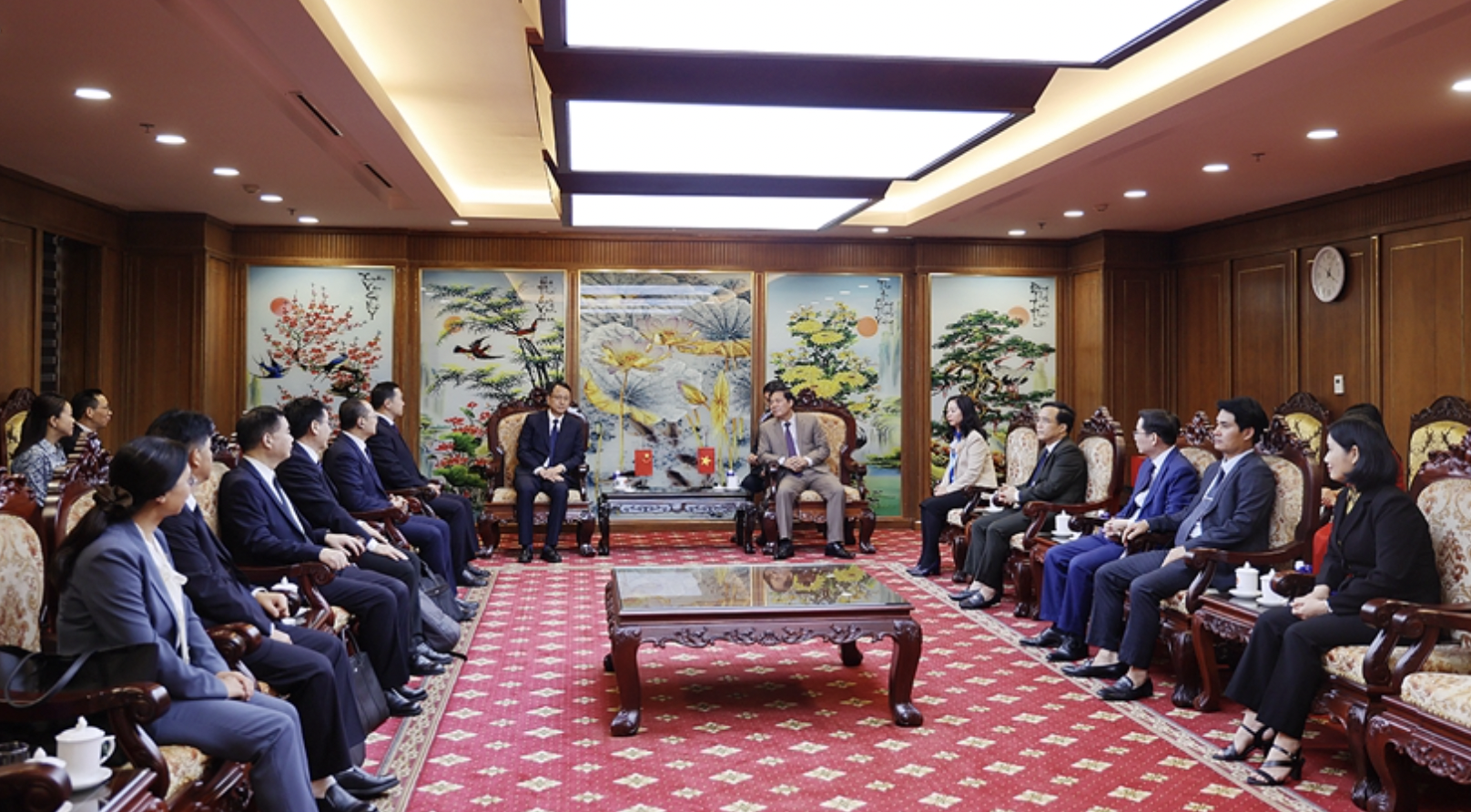 2025年12月15日,值此越中建交75周年及“越中人文交流年”之际,越南最高人民检察院副检察长阮光勇在河内会见了中国最高人民检察院公益诉讼检察厅副厅长刘家璞一行,双方共同回顾了签署合作协议25年来尤其是近期在团组互访和边境检察会议机制上取得的积极成果。 会谈重点聚焦于越南国会借鉴中国经验于2025年6月颁布的第205/2025/QH15号决议,该决议确立了越南检察机关提起民事公益诉讼的三年试点机制;阮光勇副检察长高度评价中方专家对此提供的宝贵支持,并恳切希望中方在未来试点期内继续深化经验分享。 刘家璞副厅长对此表示感谢,并承诺将以此访为契机,进一步推动两国检察机关在公益诉讼领域的务实合作,增进互信,为巩固越中传统友谊做出新的贡献。 2025年12月15日,值此越中建交75周年及“越中人文交流年”之际,越南最高人民检察院副检察长阮光勇在河内会见了中国最高人民检察院公益诉讼检察厅副厅长刘家璞一行,双方共同回顾了签署合作协议25年来尤其是近期在团组互访和边境检察会议机制上取得的积极成果。 会谈重点聚焦于越南国会借鉴中国经验于2025年6月颁布的第205/2025/QH15号决议,该决议确立了越南检察机关提起民事公益诉讼的三年试点机制;阮光勇副检察长高度评价中方专家对此提供的宝贵支持,并恳切希望中方在未来试点期内继续深化经验分享。 刘家璞副厅长对此表示感谢,并承诺将以此访为契机,进一步推动两国检察机关在公益诉讼领域的务实合作,增进互信,为巩固越中传统友谊做出新的贡献。