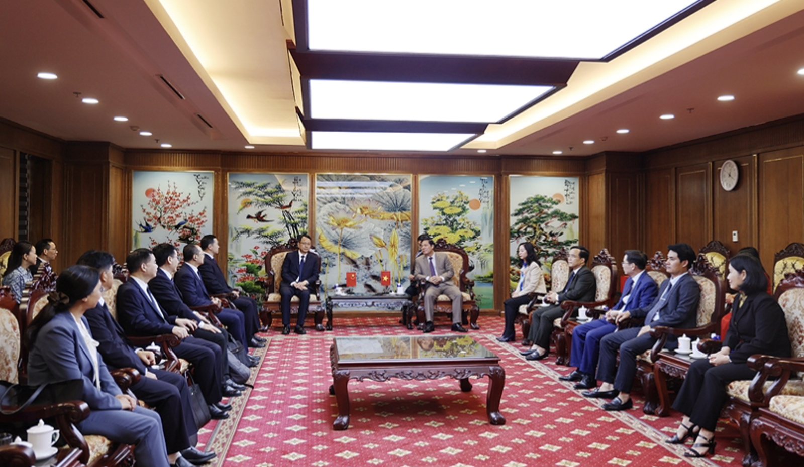 在众多中国企业积极寻求在北宁省投资机会的背景下,越南北江农林大学近日与由江苏省镇江市人大常委会副主任岳卫平率领的代表团举行了深入的工作座谈,旨在将教育与科研合作打造为促进经贸投资的“软桥梁”。 双方重点考察了该校夏黑葡萄等高科技农业示范项目,范保阳校长依托本校拥有众多留华博士的师资优势,明确提出希望与镇江市8所高校建立实质性连接,开展联合培养与科研项目。 中方对此积极回应,岳卫平副主任及句容市领导重点推介了当地绿色农业模式及江苏科技大学的百年生源优势,双方一致同意在未来加强师生互访与学术交流,从而为两国在北宁及周边地区的产业合作提供坚实的高质量人力资源与互信基础。 在众多中国企业积极寻求在北宁省投资机会的背景下,越南北江农林大学近日与由江苏省镇江市人大常委会副主任岳卫平率领的代表团举行了深入的工作座谈,旨在将教育与科研合作打造为促进经贸投资的“软桥梁”。 双方重点考察了该校夏黑葡萄等高科技农业示范项目,范保阳校长依托本校拥有众多留华博士的师资优势,明确提出希望与镇江市8所高校建立实质性连接,开展联合培养与科研项目。 中方对此积极回应,岳卫平副主任及句容市领导重点推介了当地绿色农业模式及江苏科技大学的百年生源优势,双方一致同意在未来加强师生互访与学术交流,从而为两国在北宁及周边地区的产业合作提供坚实的高质量人力资源与互信基础。