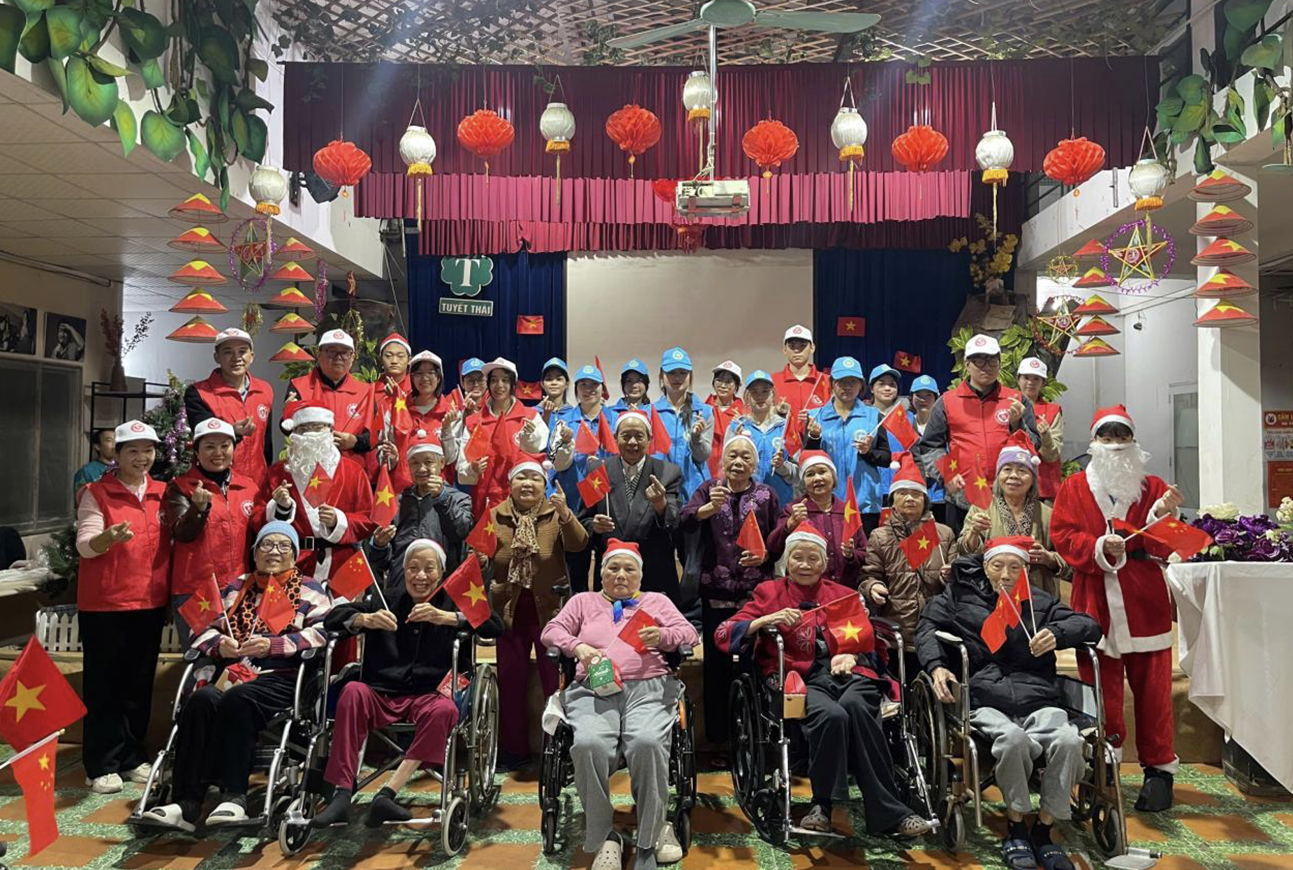 中越志愿者与养老院的老人合影 中越志愿者与养老院的老人合影