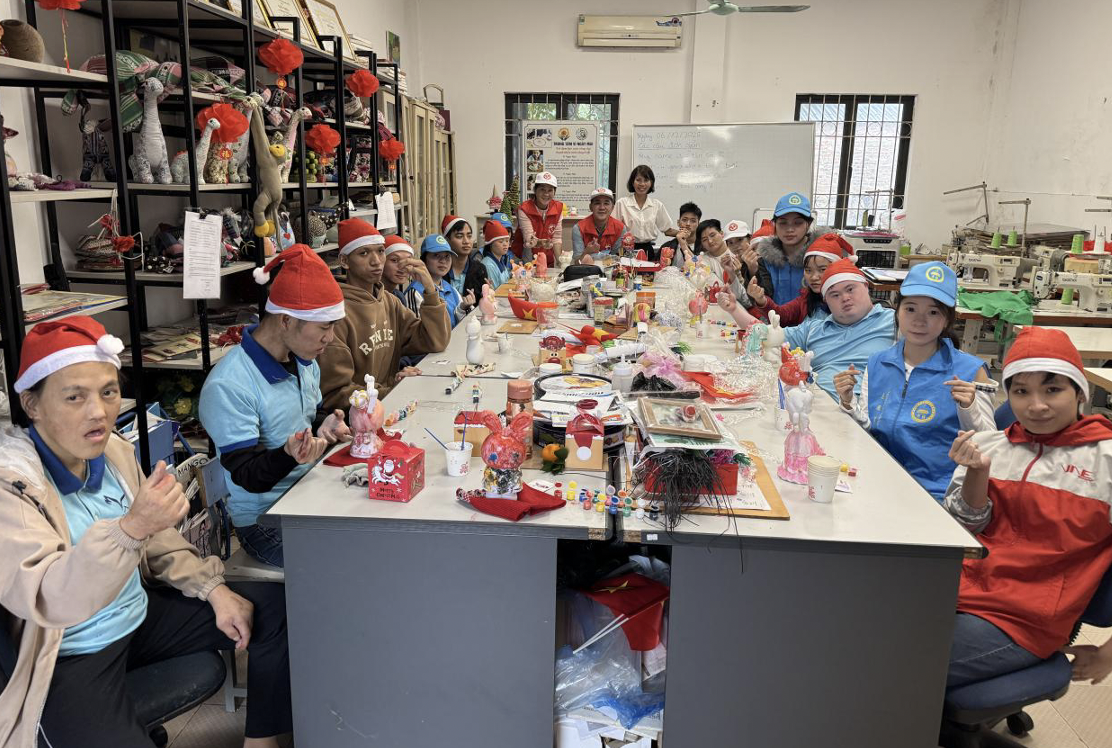 志愿者伴护老院残障儿童为石膏娃娃上色 志愿者伴护老院残障儿童为石膏娃娃上色