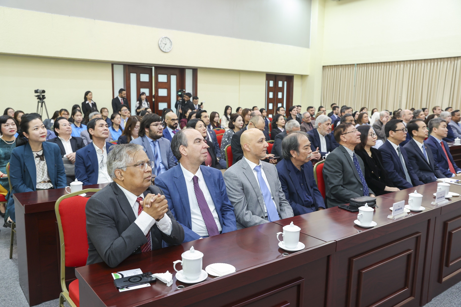 众多越南和国际友人出席典礼。 众多越南和国际友人出席典礼。