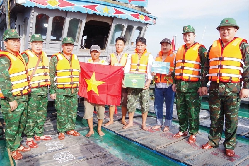 职能部门配合宣传、阻止并打击IUU捕鱼行为。