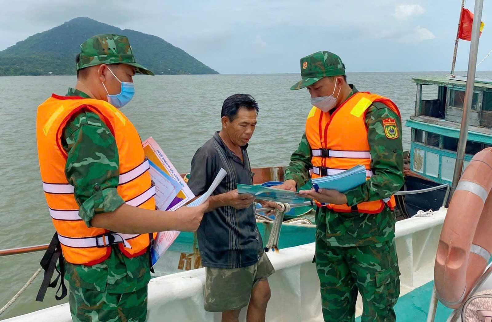 灵黄边防屯干部在海上巡逻、管控并引导渔民遵守打击IUU捕捞的规定。