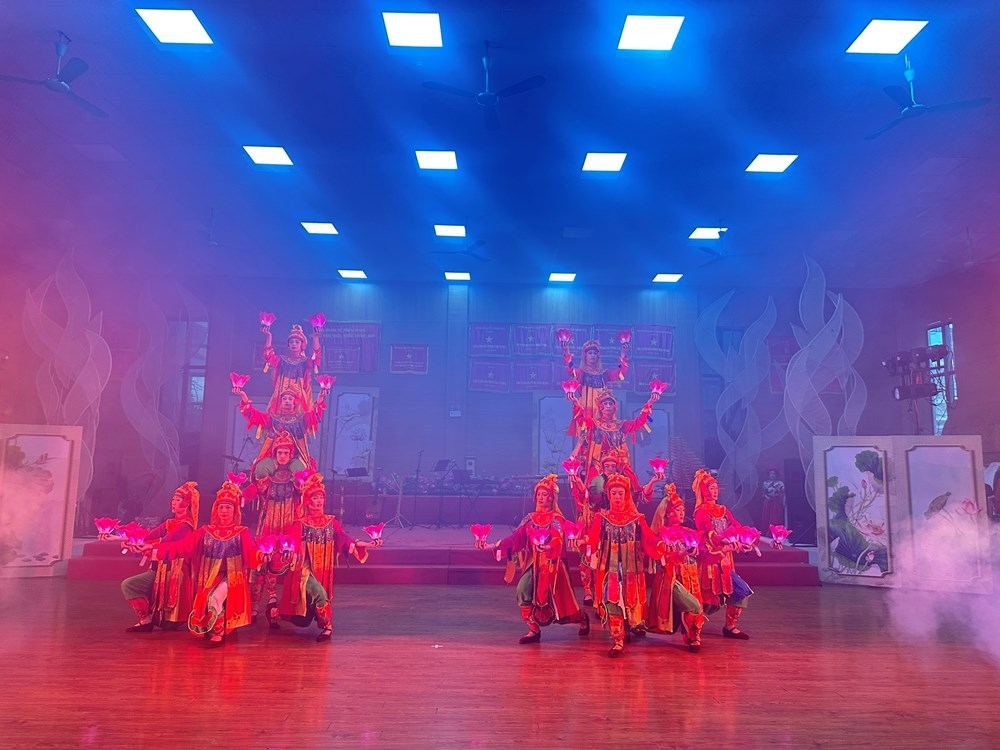 12月17日下午,越南文化体育旅游部在河内举行了越中友好艺术节目总彩排。这是“越南文化日”框架内的核心活动,旨在庆祝越中建交75周年暨2025“越中人文交流年”。国际合作局局长阮芳和(Nguyễn Phương Hoà)、艺术表演局副局长陈向阳(Trần Hướng Dương)及相关单位代表出席了此次活动。 该活动将于12月21日至23日在北京正式举行,包含友好艺术演出及“越南——世界顶级遗产目的地”图片展。节目由人民艺术家陈平(Trần Bình)担任总导演,越南当代艺术剧院承办,美灵(Mỹ Linh)、素鸾(Tố Loan)等著名艺术家参演。 演出内容以此体现两国深厚友谊的历史题材开场,如《漂巾》、《红太阳》、《我爱中华》等歌曲。随后,通过笛子独奏《边境盛会》、独弦琴独奏《古塔黎明》以及顺化宫廷舞《六供花灯》等节目,展现了越南丰富多彩的民族文化与地域风情。节目还创新性地融合了盲歌(Xẩm)、春曲(Xoan)、嘲剧(Chèo)与中国音乐,以及石琴独奏《努普英雄》和现代歌曲《See Tinh》,巧妙结合了传统与当代艺术。压轴曲目为著名作曲家杜润(Đỗ Nhuận)的《越南——中国》,歌颂了由胡志明主席和毛泽东主席缔造的“山连山,水连水”的特殊友谊。 陈向阳副局长在总彩排后评价节目艺术质量高、编排独特,并建议加强音乐元素以提升效果。阮芳和局长强调,该活动具有重要政治文化意义,不仅为2025“越中人文交流年”画上圆满句号,更向中国及国际友人展示了一个蕴含深厚文化底蕴且充满活力的越南形象。 12月17日下午,越南文化体育旅游部在河内举行了越中友好艺术节目总彩排。这是“越南文化日”框架内的核心活动,旨在庆祝越中建交75周年暨2025“越中人文交流年”。国际合作局局长阮芳和(Nguyễn Phương Hoà)、艺术表演局副局长陈向阳(Trần Hướng Dương)及相关单位代表出席了此次活动。 该活动将于12月21日至23日在北京正式举行,包含友好艺术演出及“越南——世界顶级遗产目的地”图片展。节目由人民艺术家陈平(Trần Bình)担任总导演,越南当代艺术剧院承办,美灵(Mỹ Linh)、素鸾(Tố Loan)等著名艺术家参演。 演出内容以此体现两国深厚友谊的历史题材开场,如《漂巾》、《红太阳》、《我爱中华》等歌曲。随后,通过笛子独奏《边境盛会》、独弦琴独奏《古塔黎明》以及顺化宫廷舞《六供花灯》等节目,展现了越南丰富多彩的民族文化与地域风情。节目还创新性地融合了盲歌(Xẩm)、春曲(Xoan)、嘲剧(Chèo)与中国音乐,以及石琴独奏《努普英雄》和现代歌曲《See Tinh》,巧妙结合了传统与当代艺术。压轴曲目为著名作曲家杜润(Đỗ Nhuận)的《越南——中国》,歌颂了由胡志明主席和毛泽东主席缔造的“山连山,水连水”的特殊友谊。 陈向阳副局长在总彩排后评价节目艺术质量高、编排独特,并建议加强音乐元素以提升效果。阮芳和局长强调,该活动具有重要政治文化意义,不仅为2025“越中人文交流年”画上圆满句号,更向中国及国际友人展示了一个蕴含深厚文化底蕴且充满活力的越南形象。