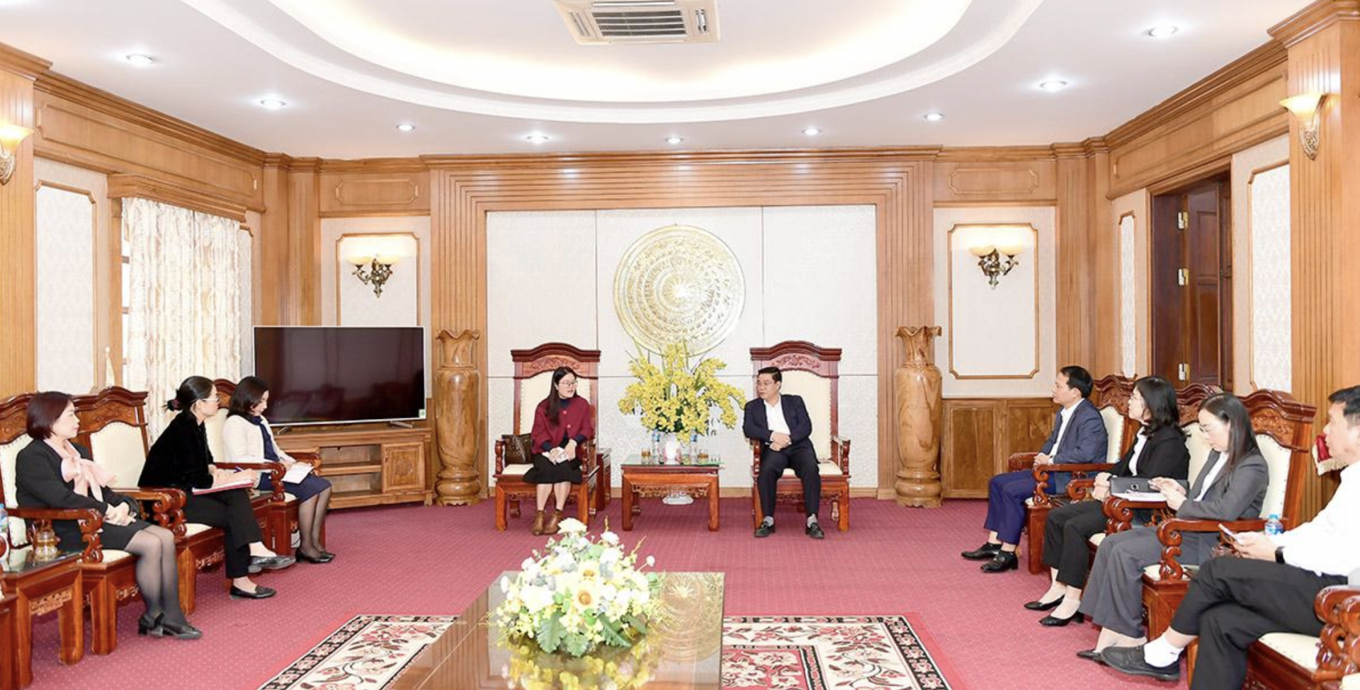 2月17日下午,宣光省委常委、省人民委员会副主席黄家龙(Hoàng Gia Long)会见了以严越钟(Nghiêm Việt Chung)总领事为团长的越南驻昆明总领事馆工作代表团。宣光省委常委、省工业区和经济区管理委员会主任云廷草(Vân Đình Thảo)及相关厅局领导出席。 黄家龙副主席热烈欢迎严越钟履新,并寄望总领事馆继续发挥桥梁作用,推动宣光省与中国各地,特别是云南省及广西壮族自治区的友好合作深入发展。他特别介绍,合并后的新宣光省面积近1.38万平方公里,人口超190万,拥有与中国接壤的277公里边境线。凭借丰富的口岸体系及日益完善的交通基建,宣光省在扩大对华经贸、旅游及人文交流方面潜力巨大。 双方回顾了近年来在地方外交、经贸投资及跨境劳务等领域的积极成果,同时也坦诚指出了口岸基础设施不同步、通关受限及国际运输线路滞后等问题。严越钟总领事高度评价宣光省的合作成果,承诺将全力协助地方对接及领事保护工作,化解困难。会谈在互信开放的氛围中进行,为巩固越中全面战略合作伙伴关系作出了积极贡献。 2月17日下午,宣光省委常委、省人民委员会副主席黄家龙(Hoàng Gia Long)会见了以严越钟(Nghiêm Việt Chung)总领事为团长的越南驻昆明总领事馆工作代表团。宣光省委常委、省工业区和经济区管理委员会主任云廷草(Vân Đình Thảo)及相关厅局领导出席。 黄家龙副主席热烈欢迎严越钟履新,并寄望总领事馆继续发挥桥梁作用,推动宣光省与中国各地,特别是云南省及广西壮族自治区的友好合作深入发展。他特别介绍,合并后的新宣光省面积近1.38万平方公里,人口超190万,拥有与中国接壤的277公里边境线。凭借丰富的口岸体系及日益完善的交通基建,宣光省在扩大对华经贸、旅游及人文交流方面潜力巨大。 双方回顾了近年来在地方外交、经贸投资及跨境劳务等领域的积极成果,同时也坦诚指出了口岸基础设施不同步、通关受限及国际运输线路滞后等问题。严越钟总领事高度评价宣光省的合作成果,承诺将全力协助地方对接及领事保护工作,化解困难。会谈在互信开放的氛围中进行,为巩固越中全面战略合作伙伴关系作出了积极贡献。