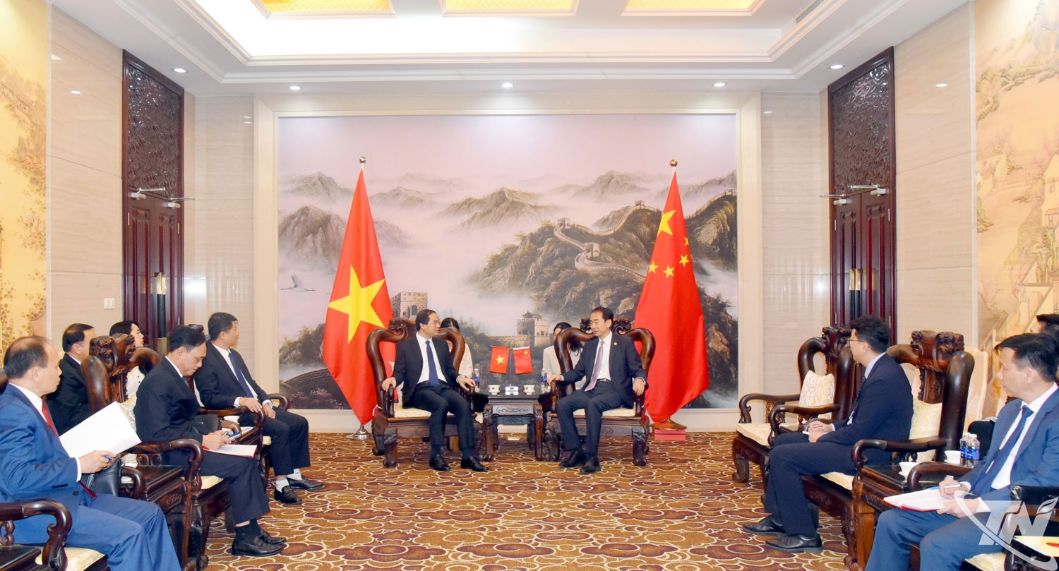 太原省委书记郑春长与中国驻越南大使何炜在会上进行交流。