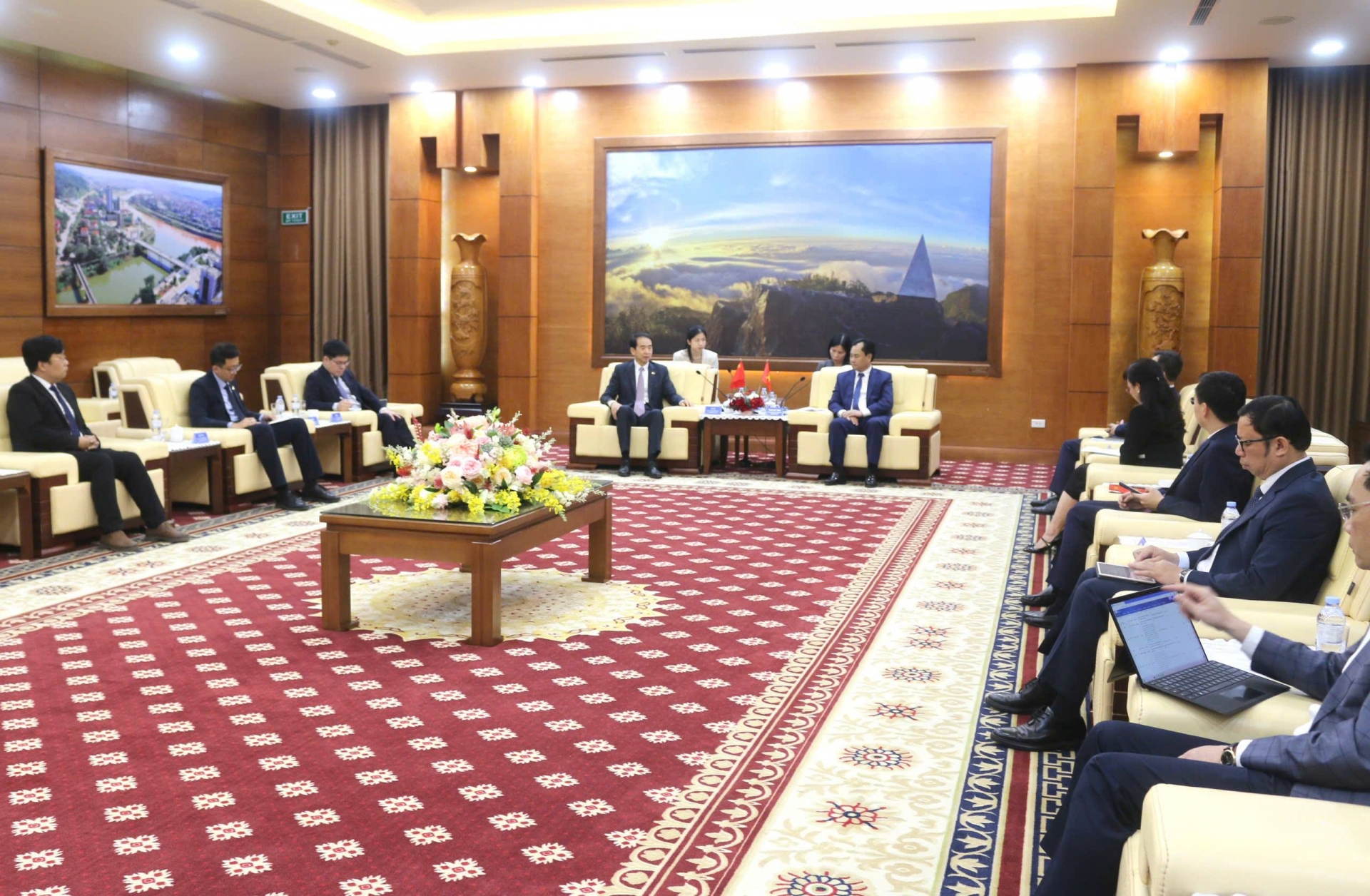 2025年12月18日下午，越南老街省委书记郑越雄在省会议中心会见中国驻越南特命全权大使何炜。此次会见正值“老街-河内-海防”标准轨铁路建设项目开工前夕，具有重要意义。 郑越雄书记在会上介绍了老街省作为越南连接东盟与中国西南地区门户的战略地位。尽管2025年面临自然灾害挑战，老街仍致力于打造区域经济增长极。他高度评价老街省与中国云南省的传统友谊，并建议中国大使馆继续发挥桥梁作用，支持双方在智慧口岸建设、数字基础设施连接、跨境经济合作区及电子商务等领域的深度合作。郑书记特别强调，老街省将全力配合推进即将在12月19日开工的跨境标准轨铁路项目，并承诺为中国投资者提供最佳营商环境。 何炜大使对此予以积极回应，盛赞老街省在基础设施互联互通方面展现的远见与努力。他指出，滇越（云南与老街）合作是越中关系的重要组成部分，铁路项目的实施将极大提升货运效率，开辟经贸发展新空间。何炜大使表示，中国大使馆将一如既往支持两国地方开展务实合作，深化民间交流，共同落实两国高层达成的合作共识，推动双方关系向更高水平迈进。老街省人民委员会副主席阮成生及多位厅局领导共同参加了接见。